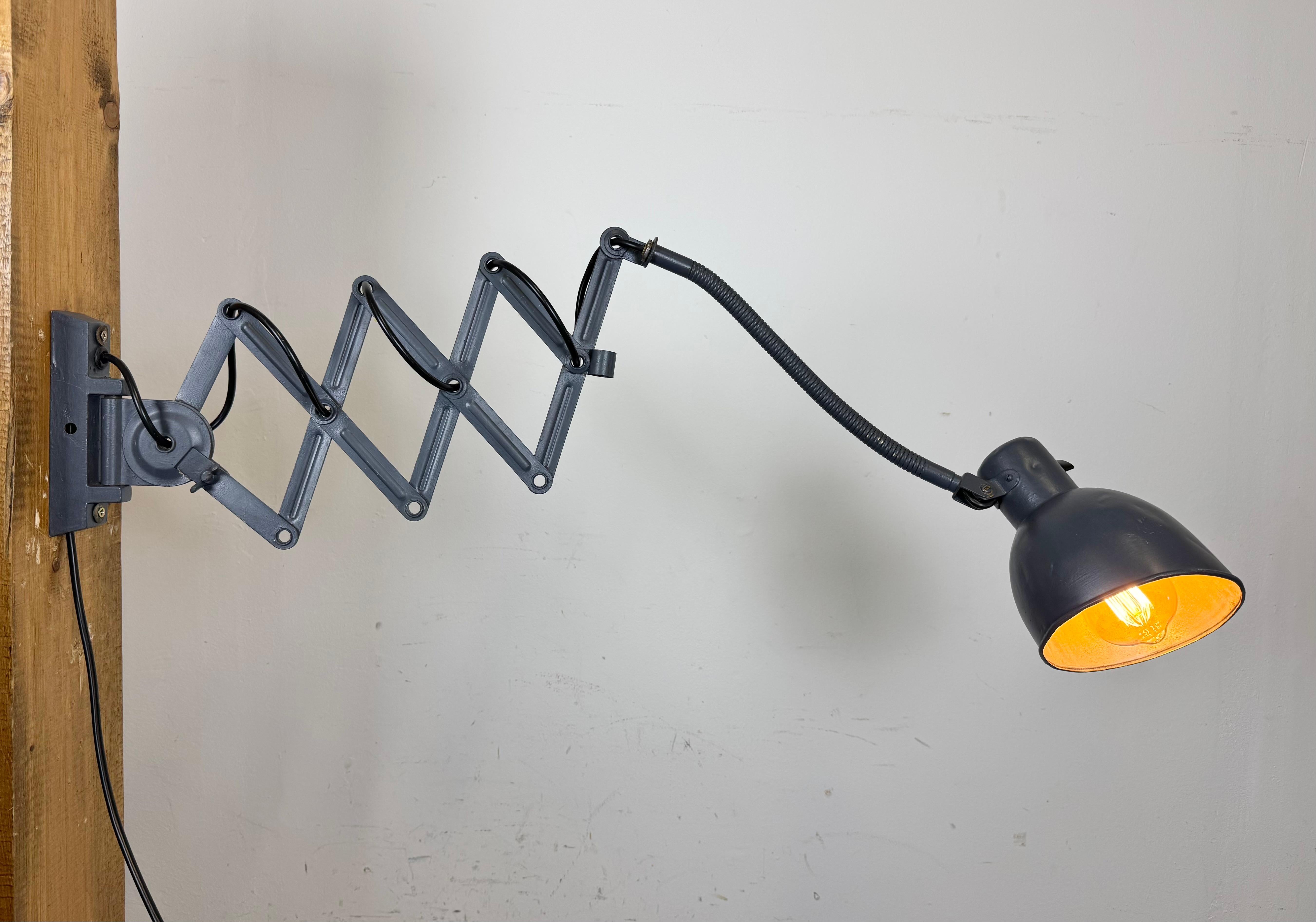 Grau lackierte industrielle Schere-Wandleuchte, 1960er Jahre im Angebot 5