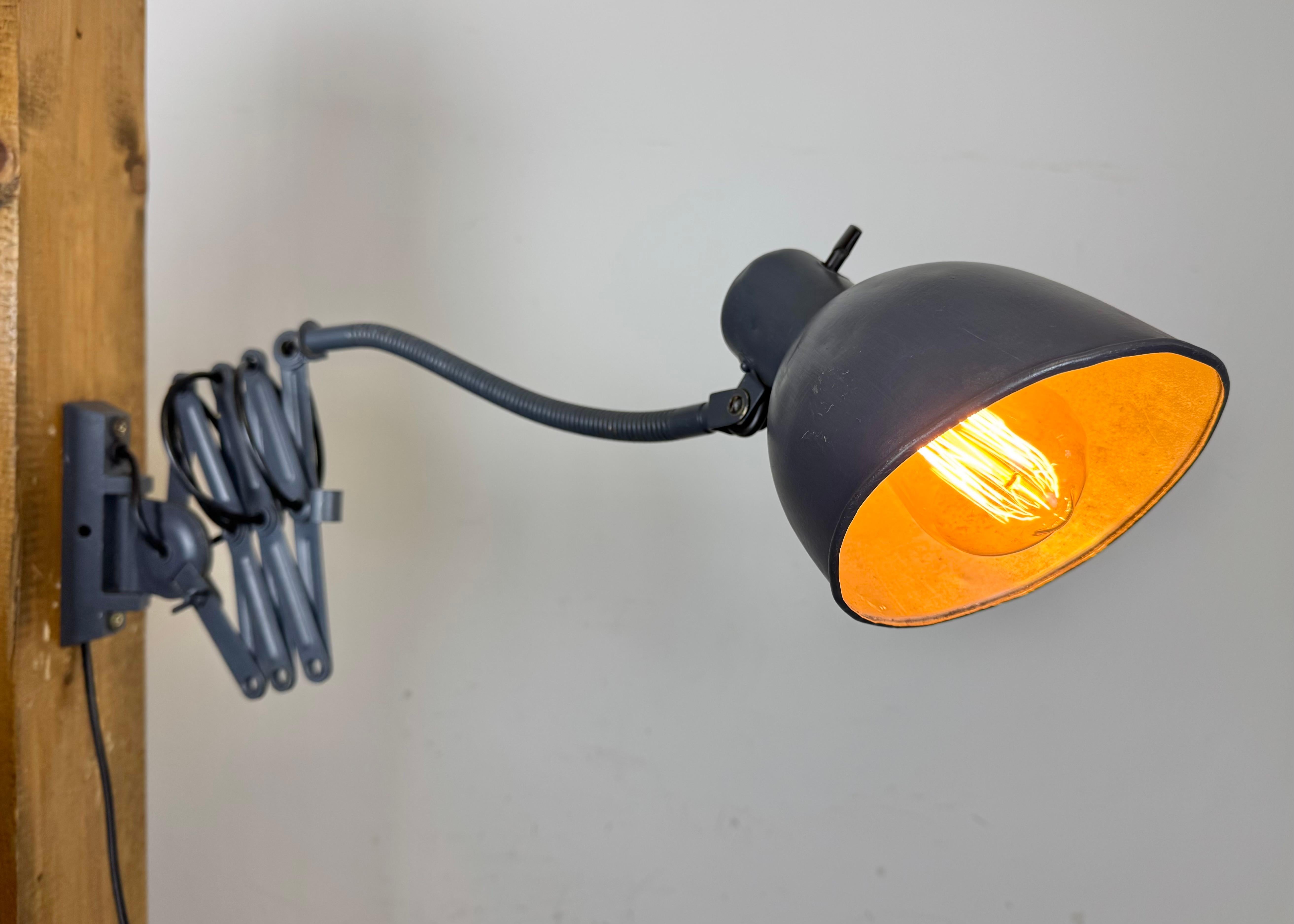 Grau lackierte industrielle Schere-Wandleuchte, 1960er Jahre im Angebot 7
