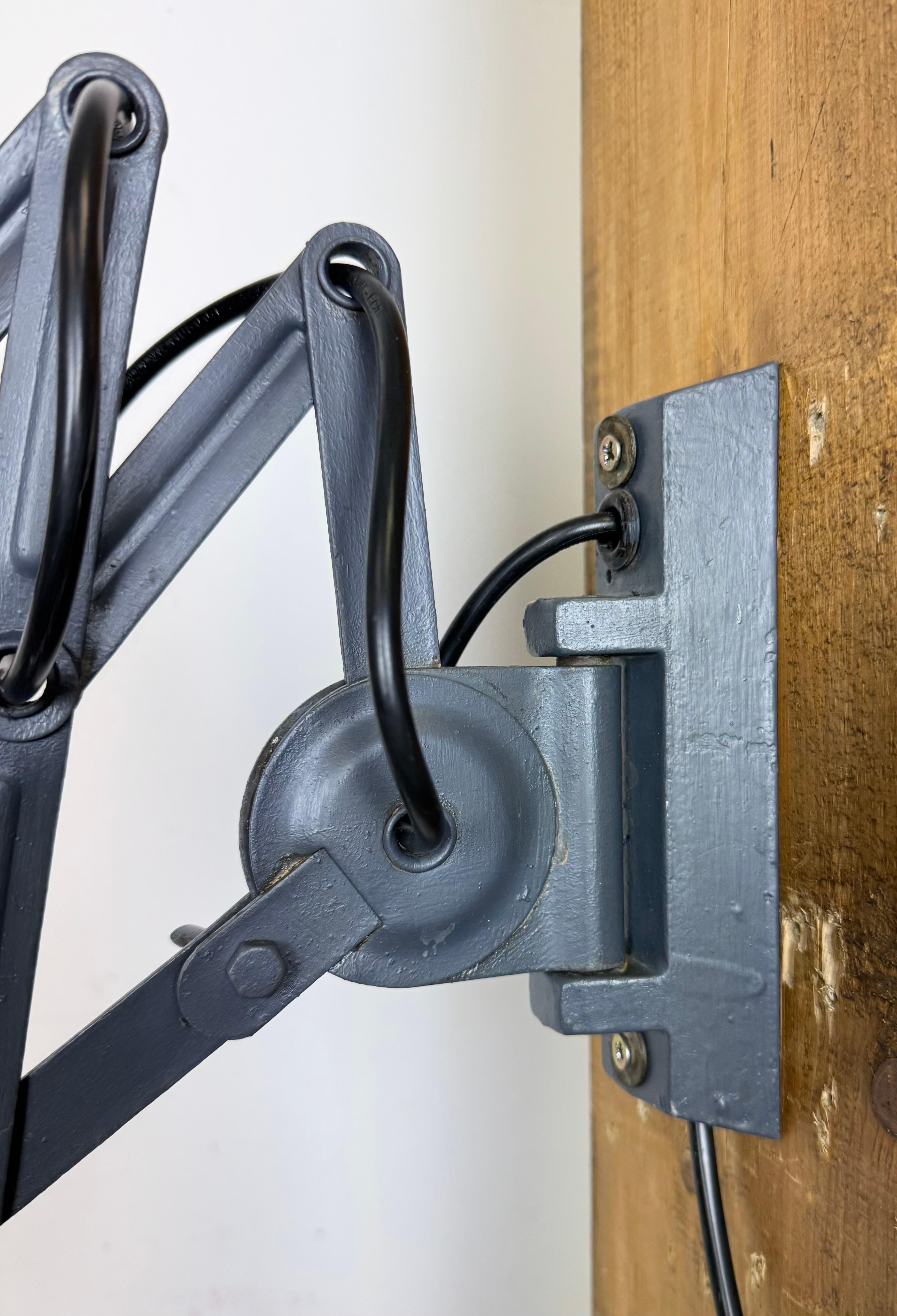 Grau lackierte industrielle Schere-Wandleuchte, 1960er Jahre (Tschechisch) im Angebot