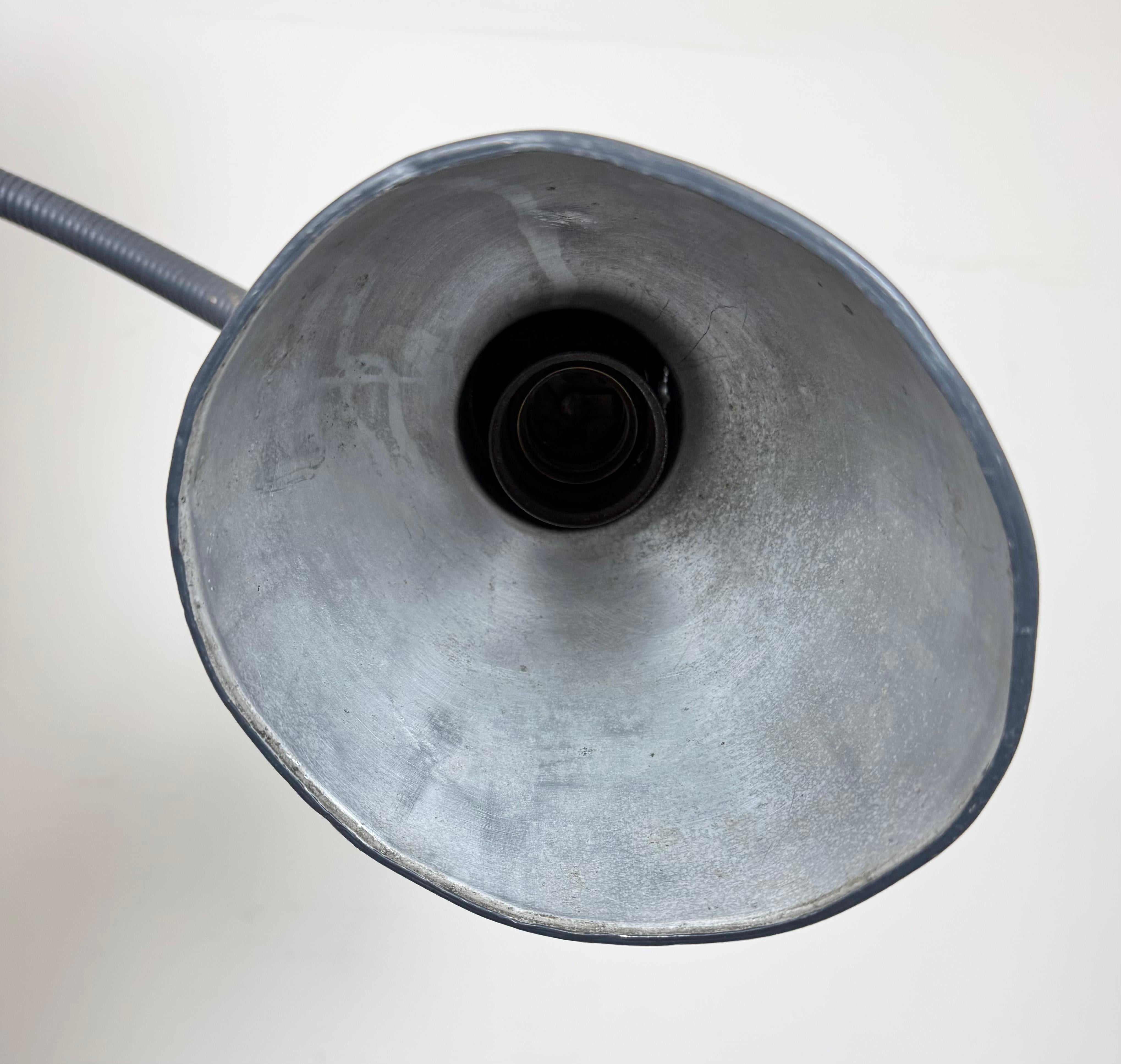 Grau lackierte industrielle Schere-Wandleuchte, 1960er Jahre im Zustand „Gut“ im Angebot in Kojetice, CZ