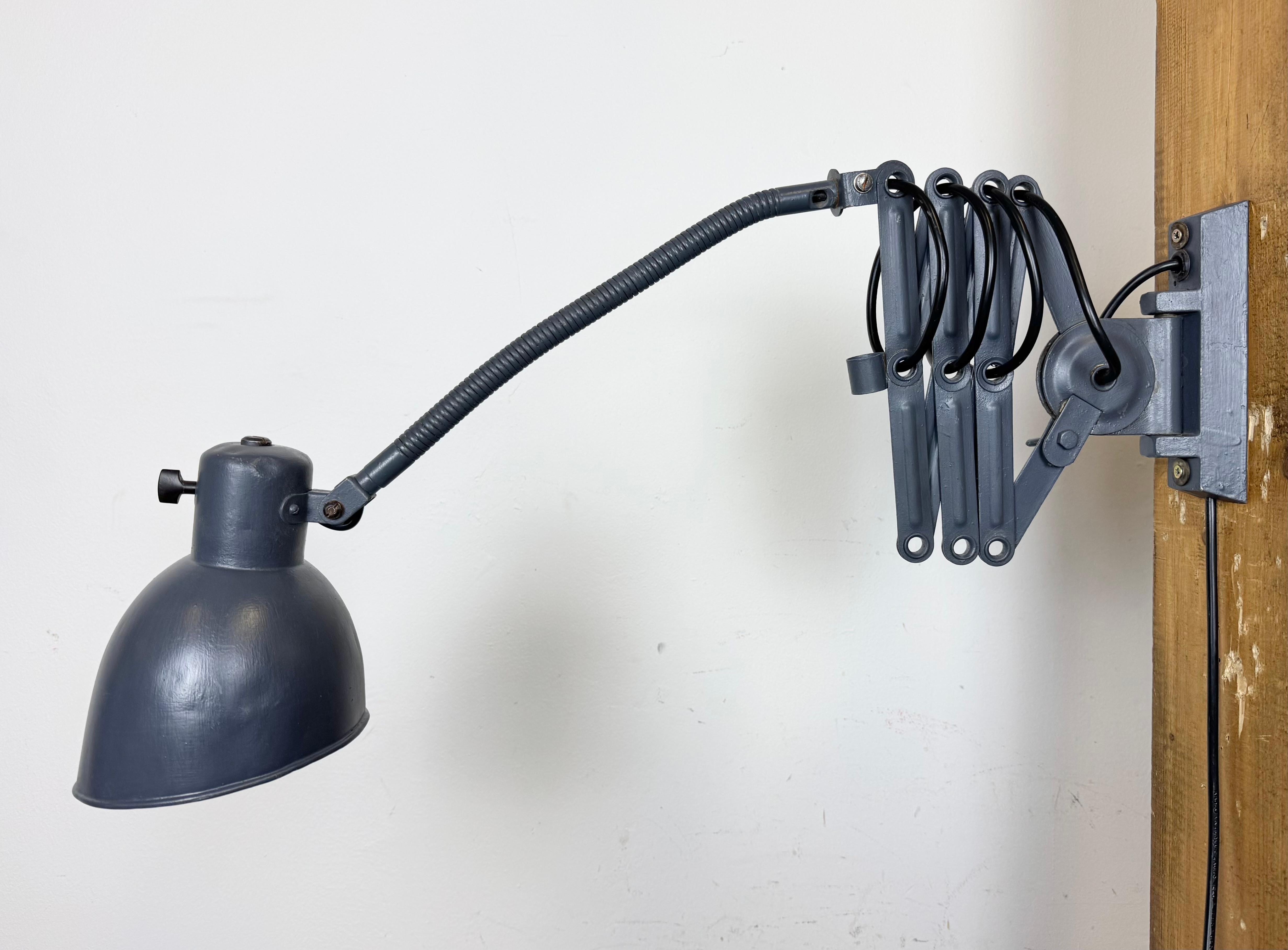 Grau lackierte industrielle Schere-Wandleuchte, 1960er Jahre (Eisen) im Angebot