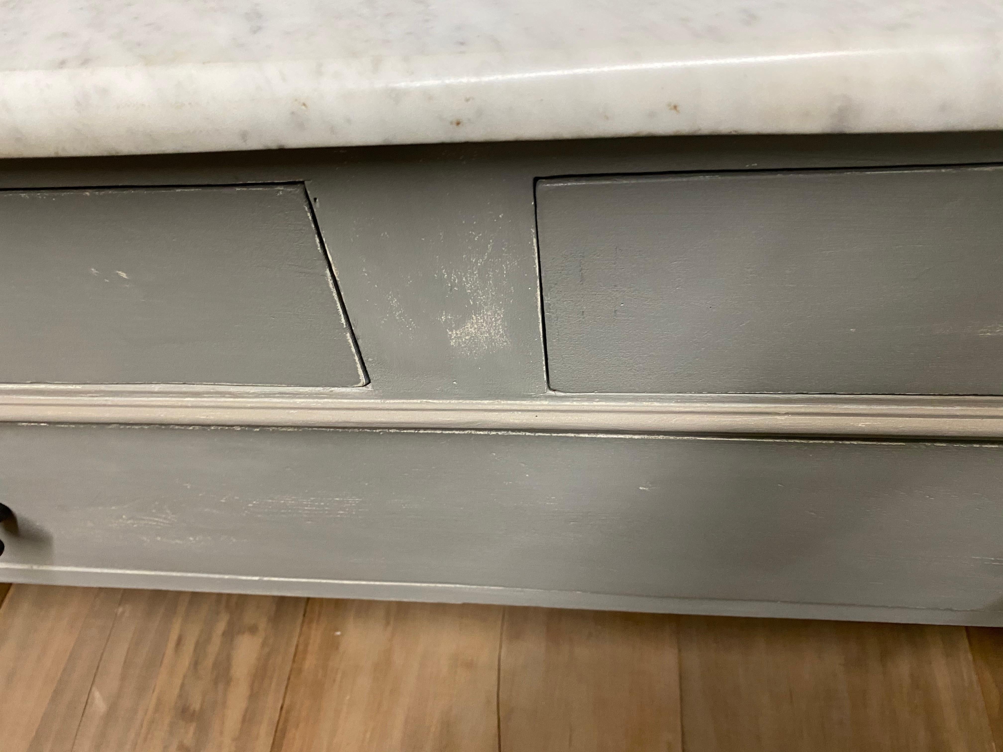 Grey Painted Marble-Top Chest of Drawers For Sale 1