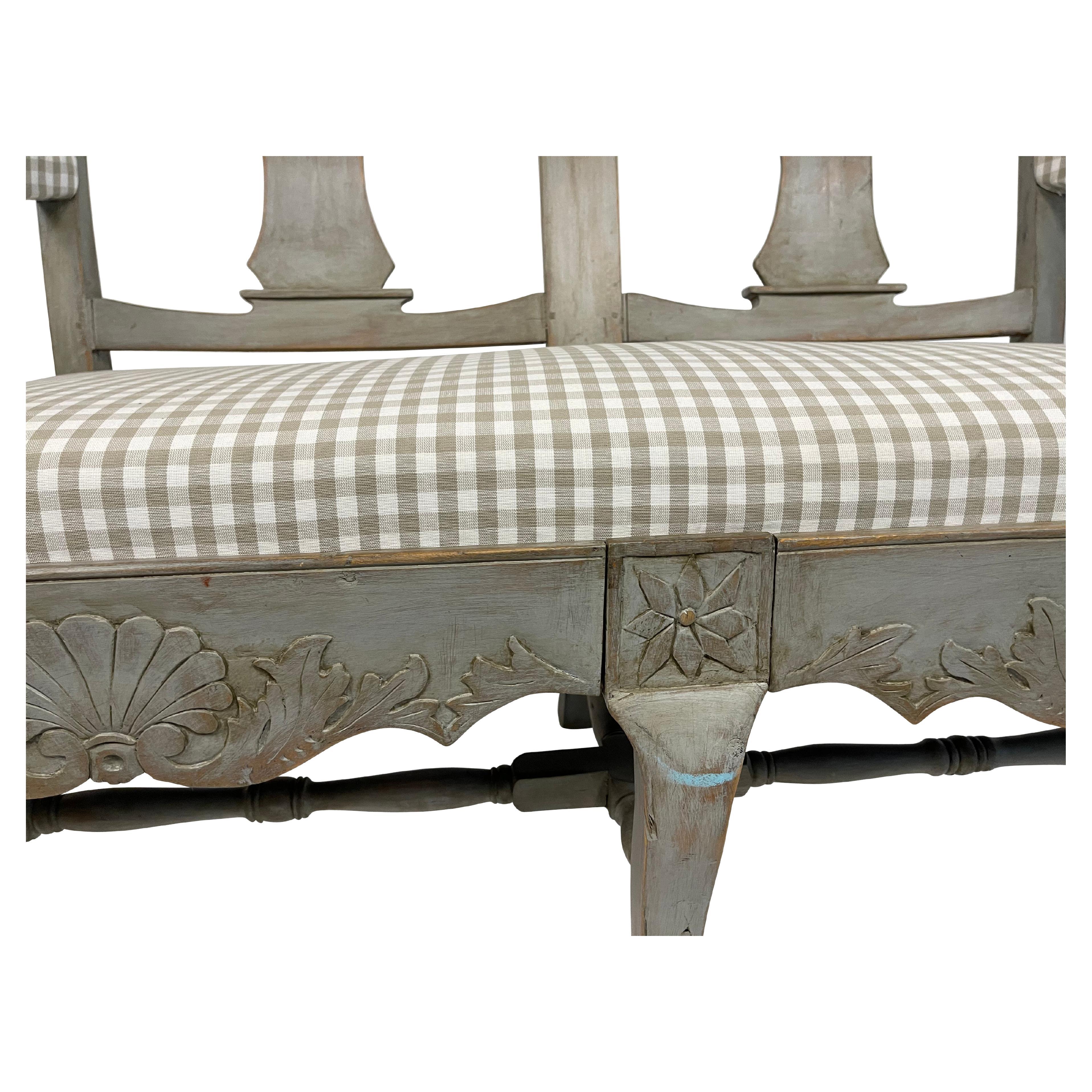 Grey painted Swedish settee with shell and foliate carving with turned stretcher bottom and gently curved legs. Off-white muslin seat cover. Measures: 44