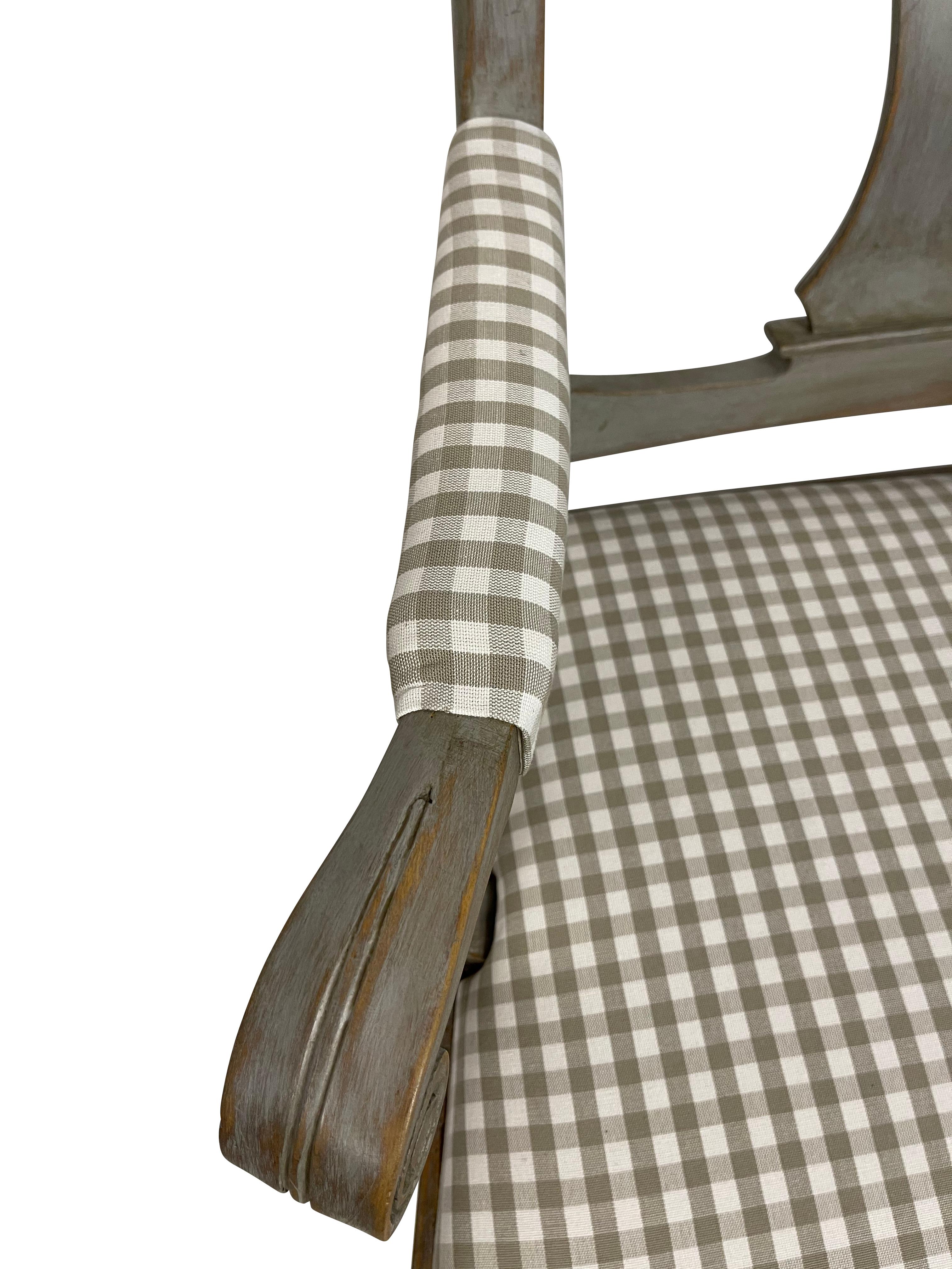 Schwedisches Gustavianisches graues, bemaltes Sofa mit Muschel- und Blattschnitzerei (Geschnitzt) im Angebot