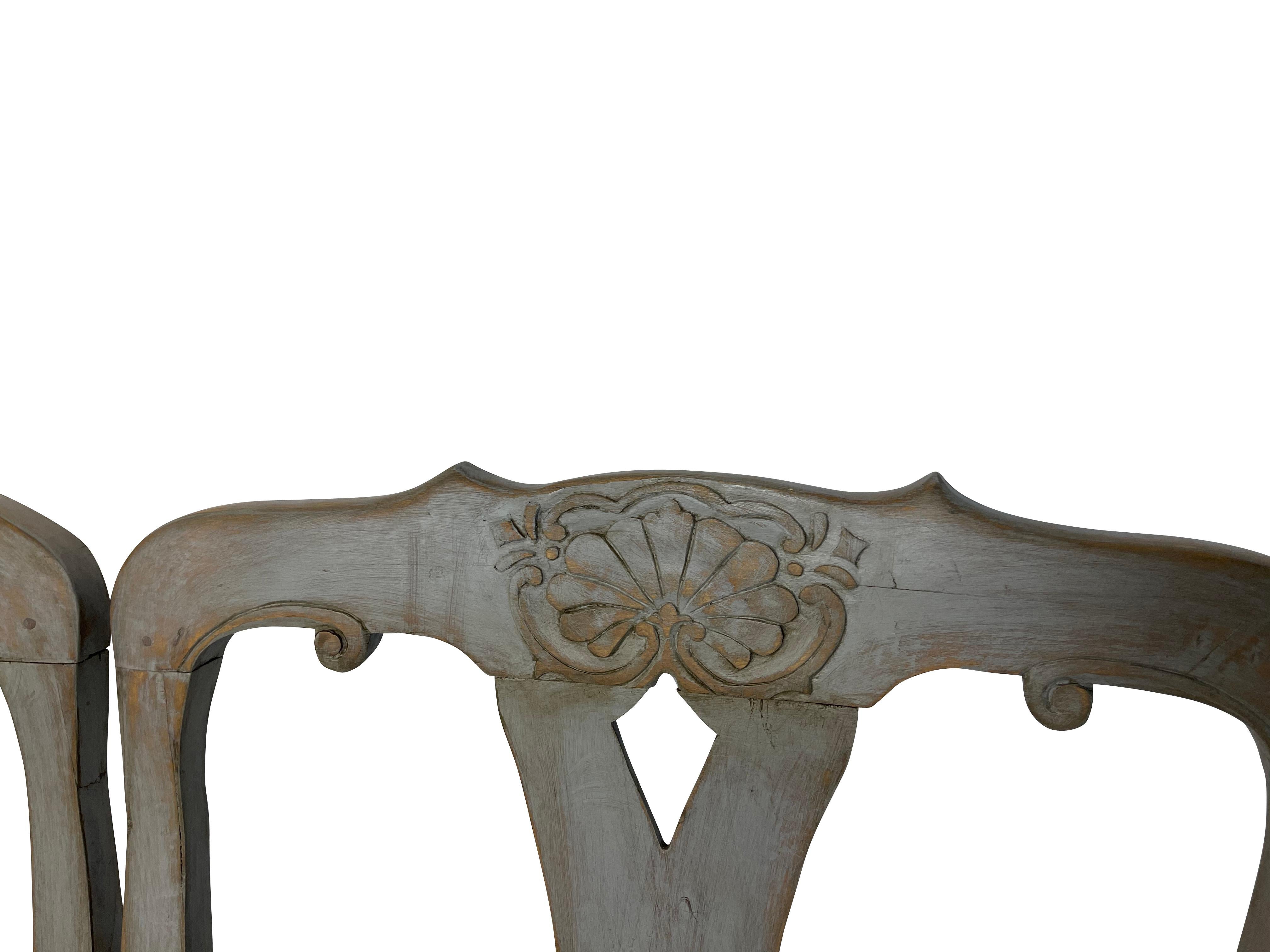 Early 20th Century Swedish Gustavian Grey Painted Settee with Shell and Foliate Carving For Sale