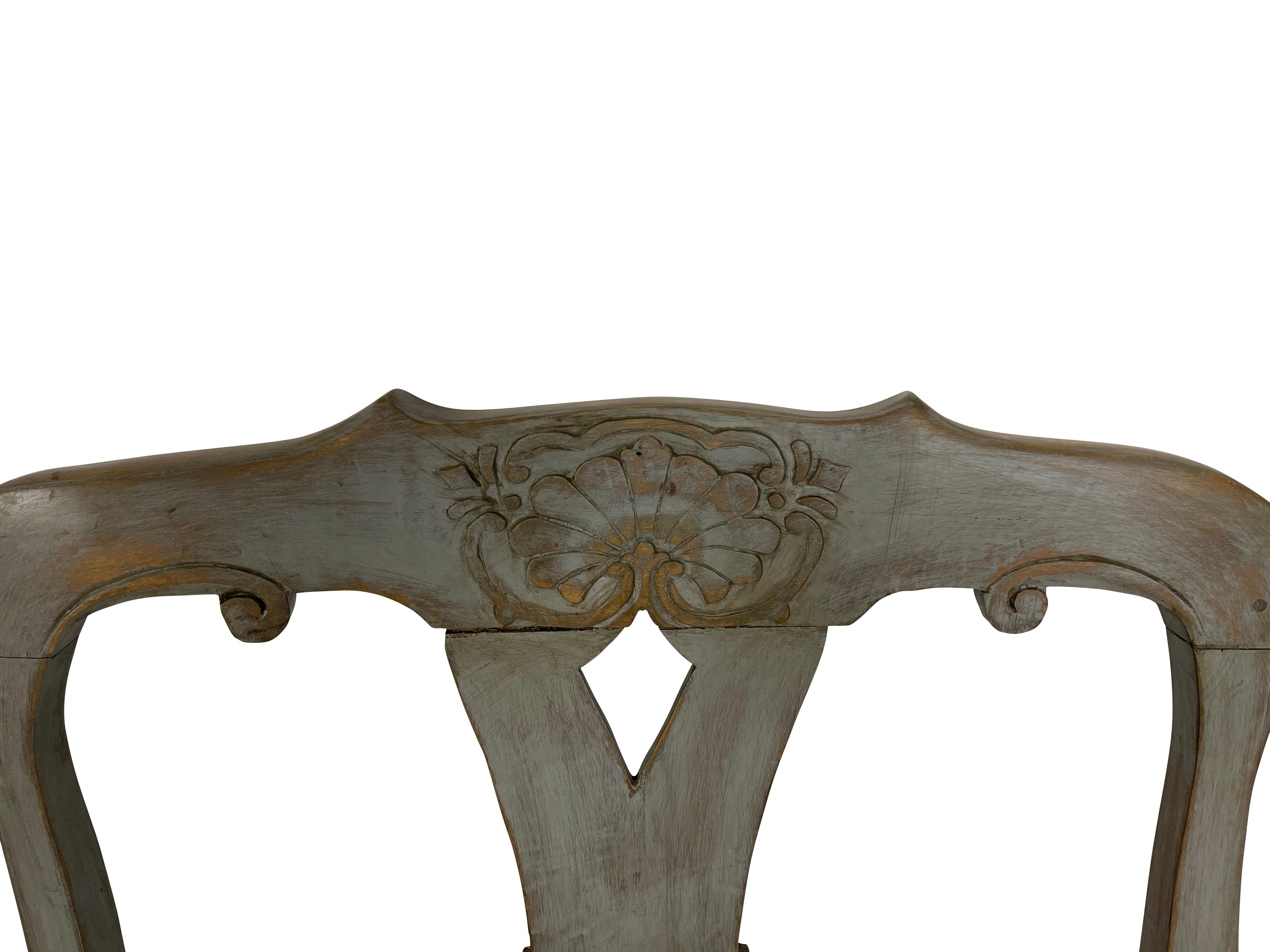 Grey Painted Swedish Settee with Shell and Foliate Carving In Good Condition For Sale In Essex, MA