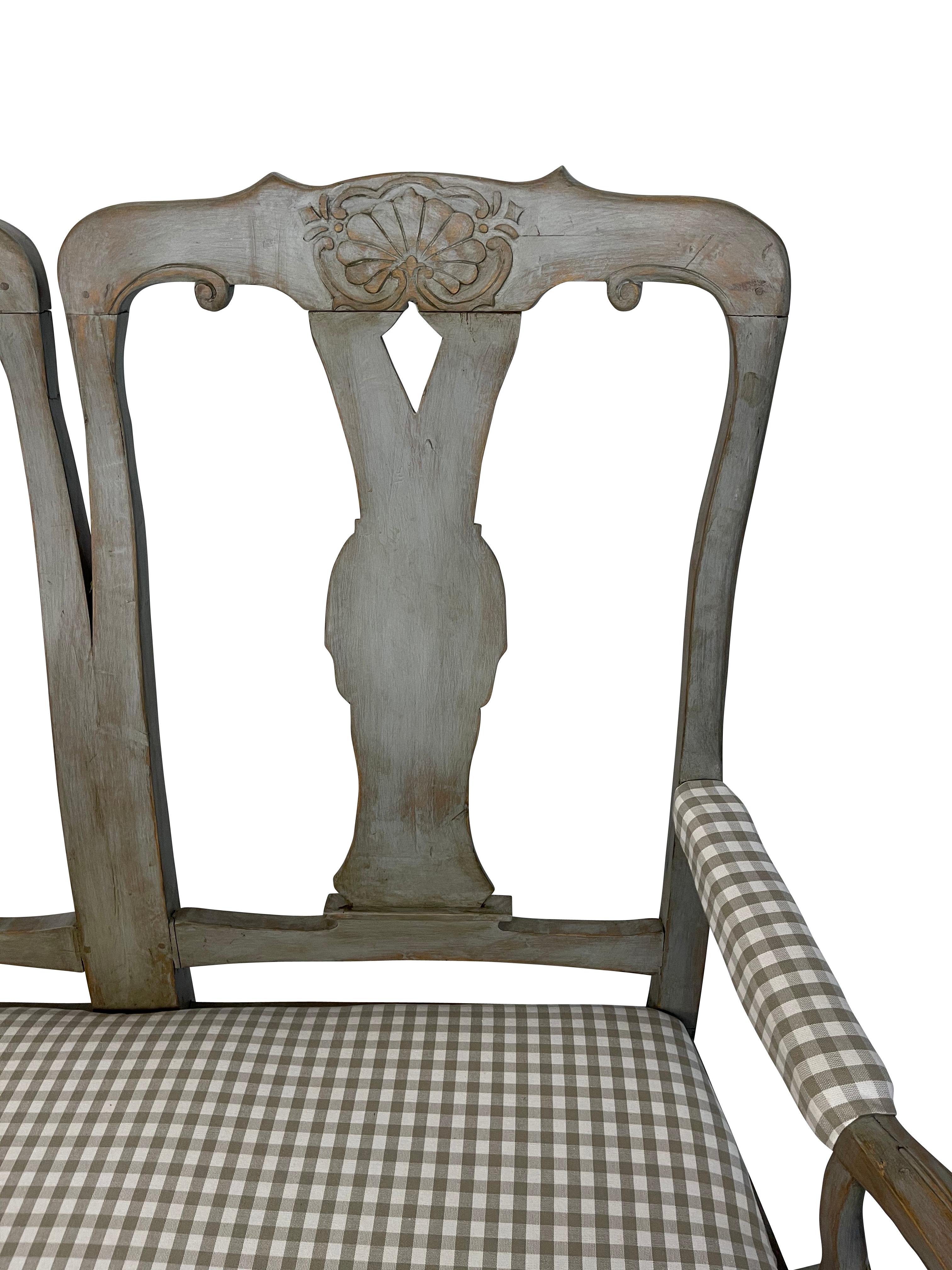 Schwedisches Gustavianisches graues, bemaltes Sofa mit Muschel- und Blattschnitzerei (Holz) im Angebot