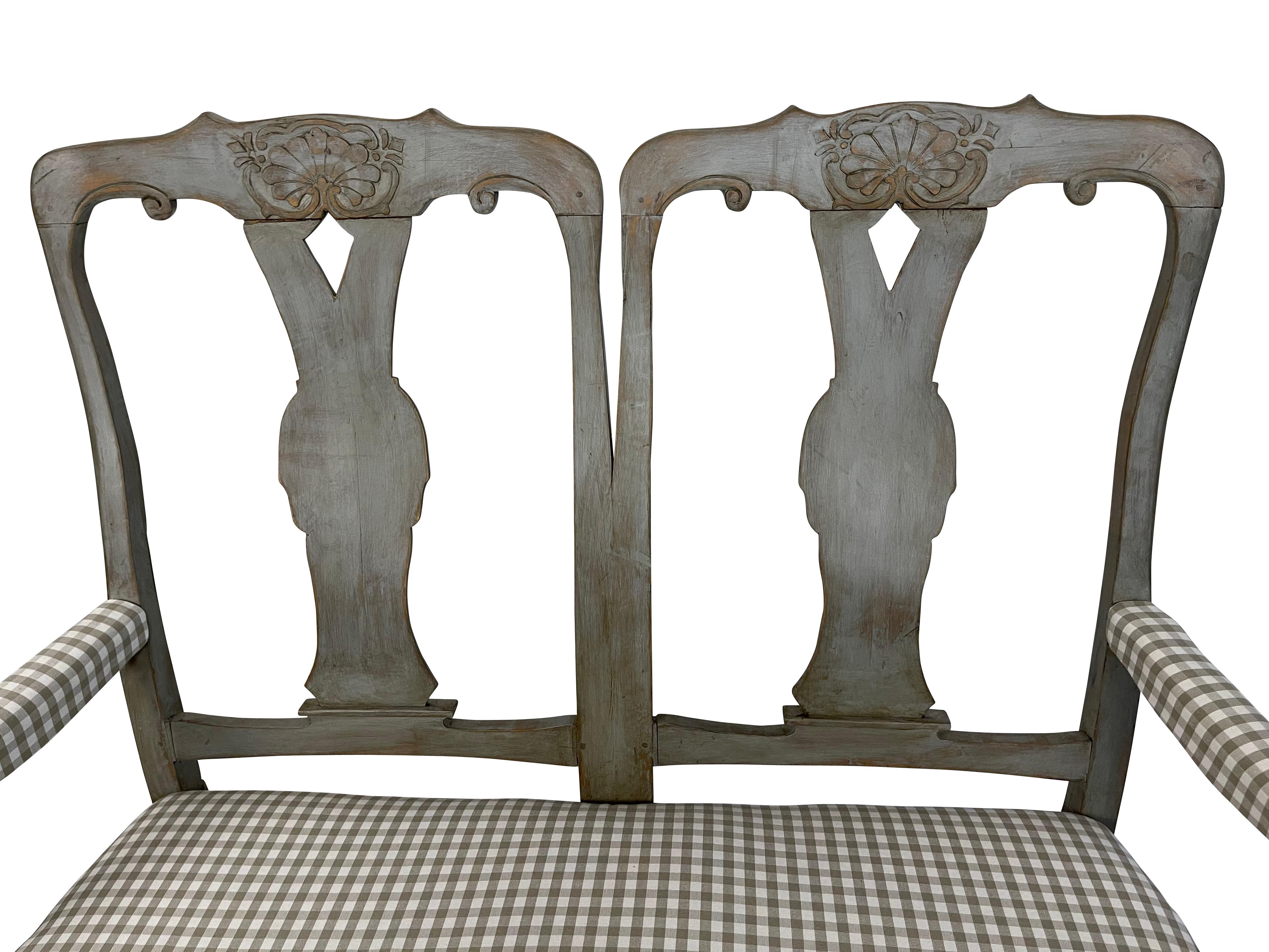 Bois Settee suédoise gustavienne peinte en gris avec sculpture de coquillages et de feuillages en vente