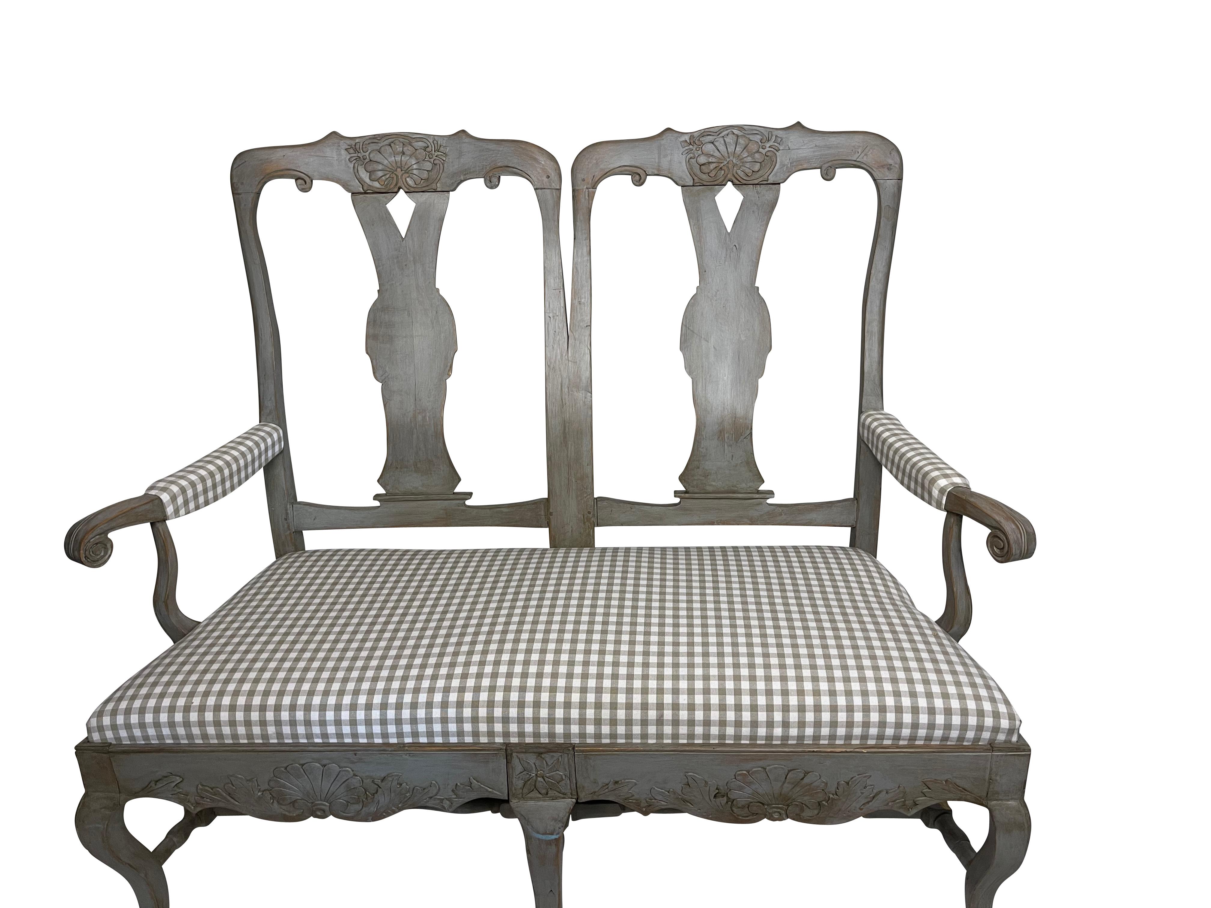 Settee suédoise gustavienne peinte en gris avec sculpture de coquillages et de feuillages en vente 1