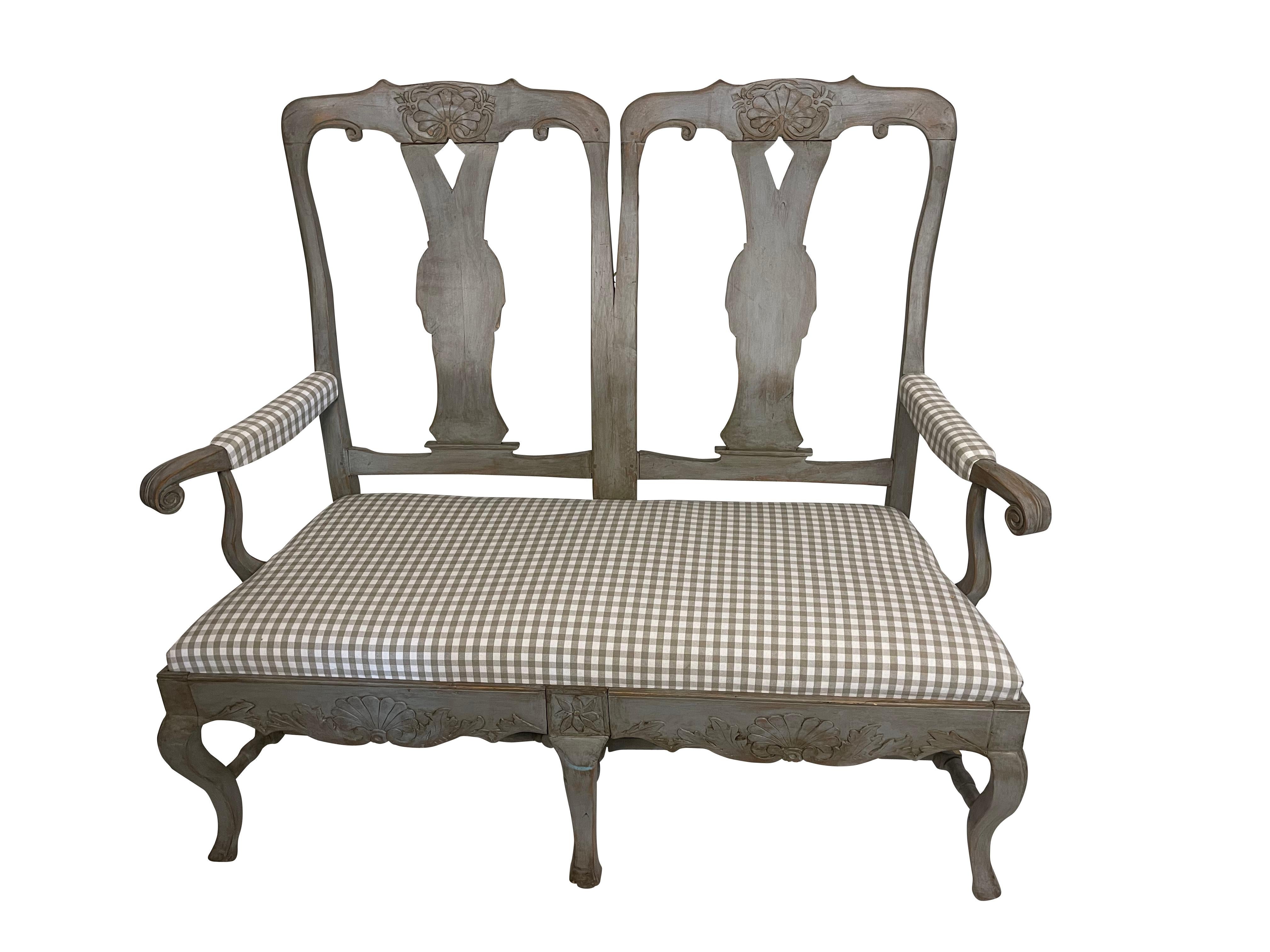 Settee suédoise peinte en gris avec sculpture de coquillages et de feuillages en vente 1