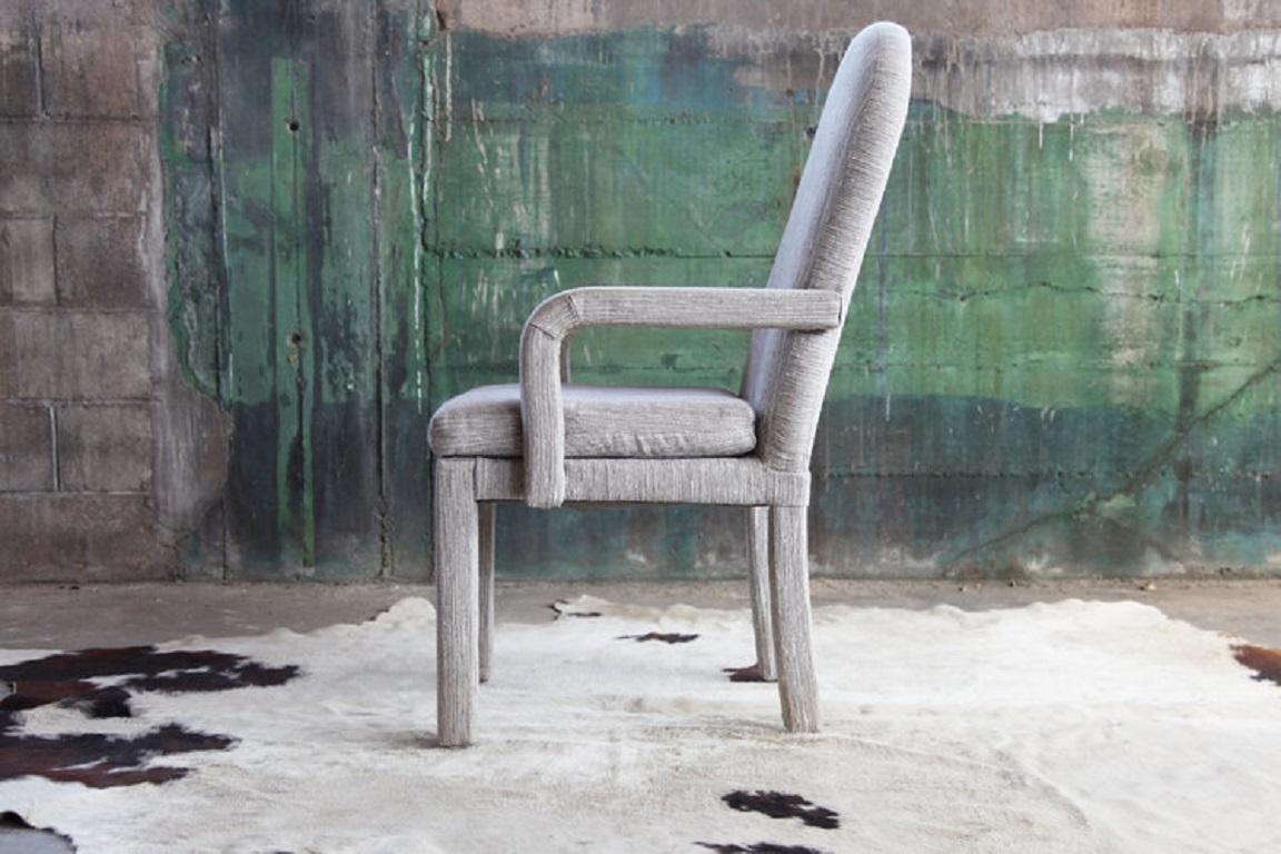 Dies ist ein hübscher Post Modern / MCM Stuhl! Es ist wirklich der perfekte Parsons Akzentsessel, den Sie gesucht haben.
Das Schöne daran ist, dass es kaum Platz braucht! Gepolstert mit einem schönen grauen Stoff, in fast neuwertigem Zustand.
Keine
