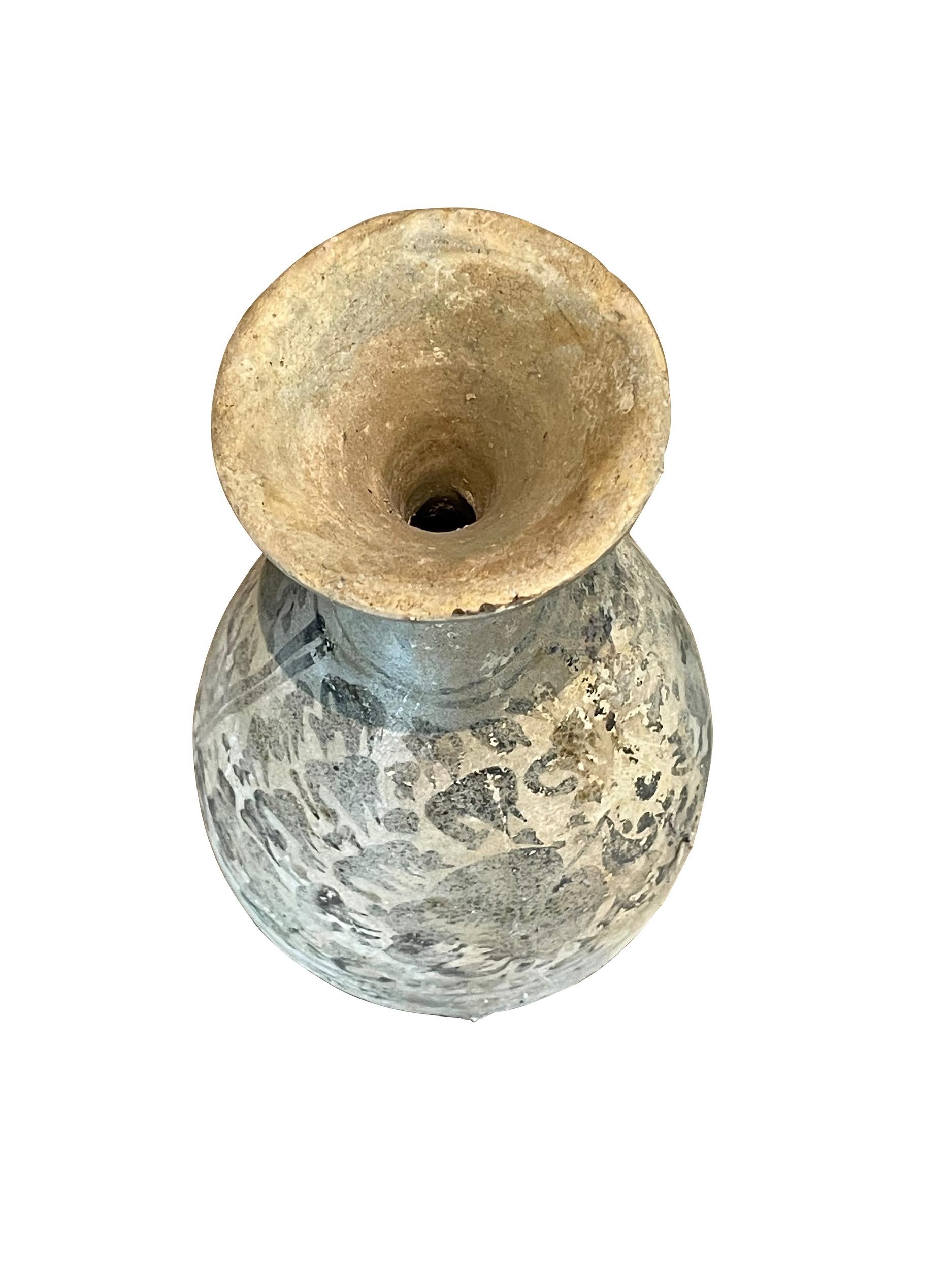 Vase en forme de tulipe en céramique de Sawankhalok, Thaïlande, 16e siècle, provenant de la vieille ville de Sawankhalok, connue pour ses poteries.
Magnifique motif décoratif gris altéré.
Patine naturelle d'origine.
Fait partie d'une très grande
