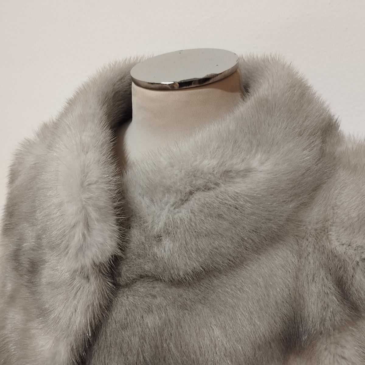 Manteau en fourrure d'Américain gris perlé M Excellent état à Gazzaniga (BG), IT