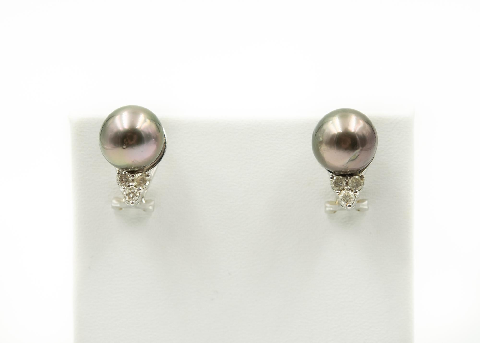 Graue Perlenohrstecker mit Diamanten von 0,19 Karat in 18 Karat Weißgold.  Die Rückseite ist ein Omega mit einem Pfosten.  Die Perlen sind etwa 10,68 mm groß - sie haben einen schönen Glanz und einige Schönheitsfehler.