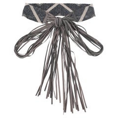Ceinture grise avec franges en cuir