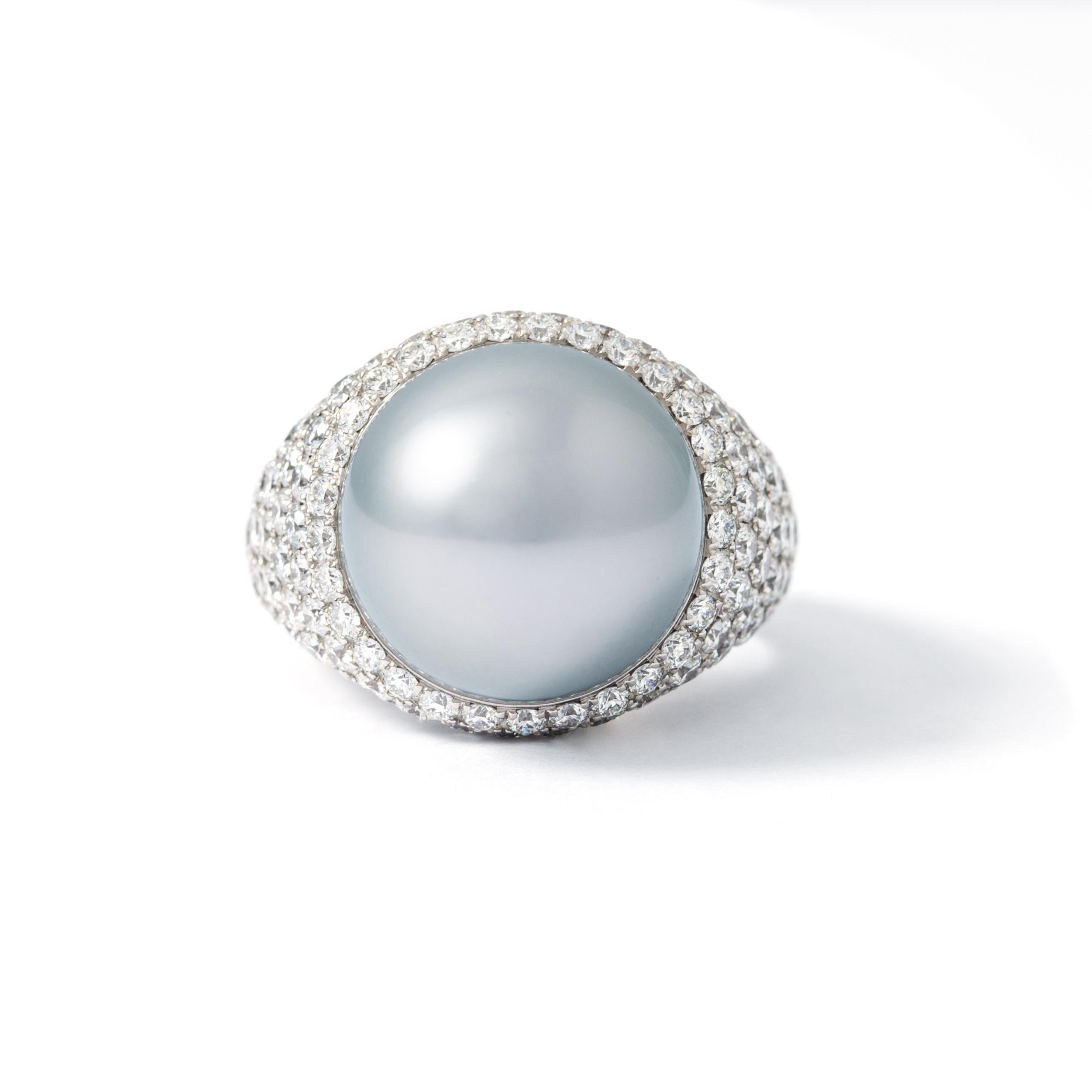 Ring in 18kt white gold set with one grey pearl and 151 diamonds 3.39 cts.
Size 55  