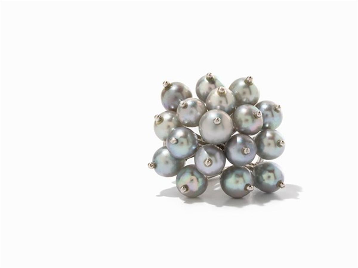 Grey Pearl Earrings, 18 k White Gold In Excellent Condition For Sale In Bad Kissingen, DE