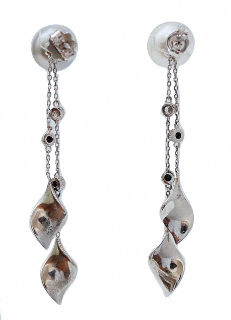 Rétro Perla grigia, perla bianca, diamanti bianchi e neri, orecchini in oro bianco 14 carati. in vendita