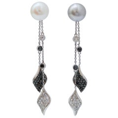 Perla grigia, perla bianca, diamanti bianchi e neri, orecchini in oro bianco 14 carati.