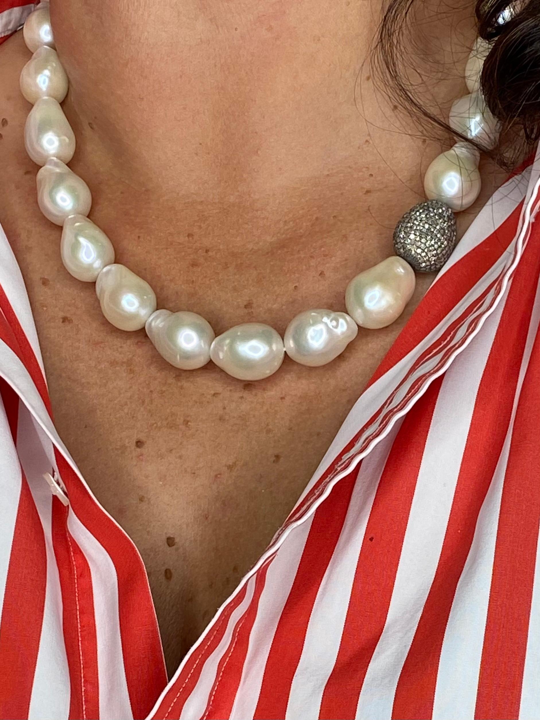 Willkommen in der prächtigen Welt unseres außergewöhnlichen Colliers, das die zeitlose Eleganz grauer Perlen mit dem fesselnden Glanz brauner Diamanten verbindet. Dieses Collier ist eine wahre Ode an die Raffinesse und den Luxus und schafft eine