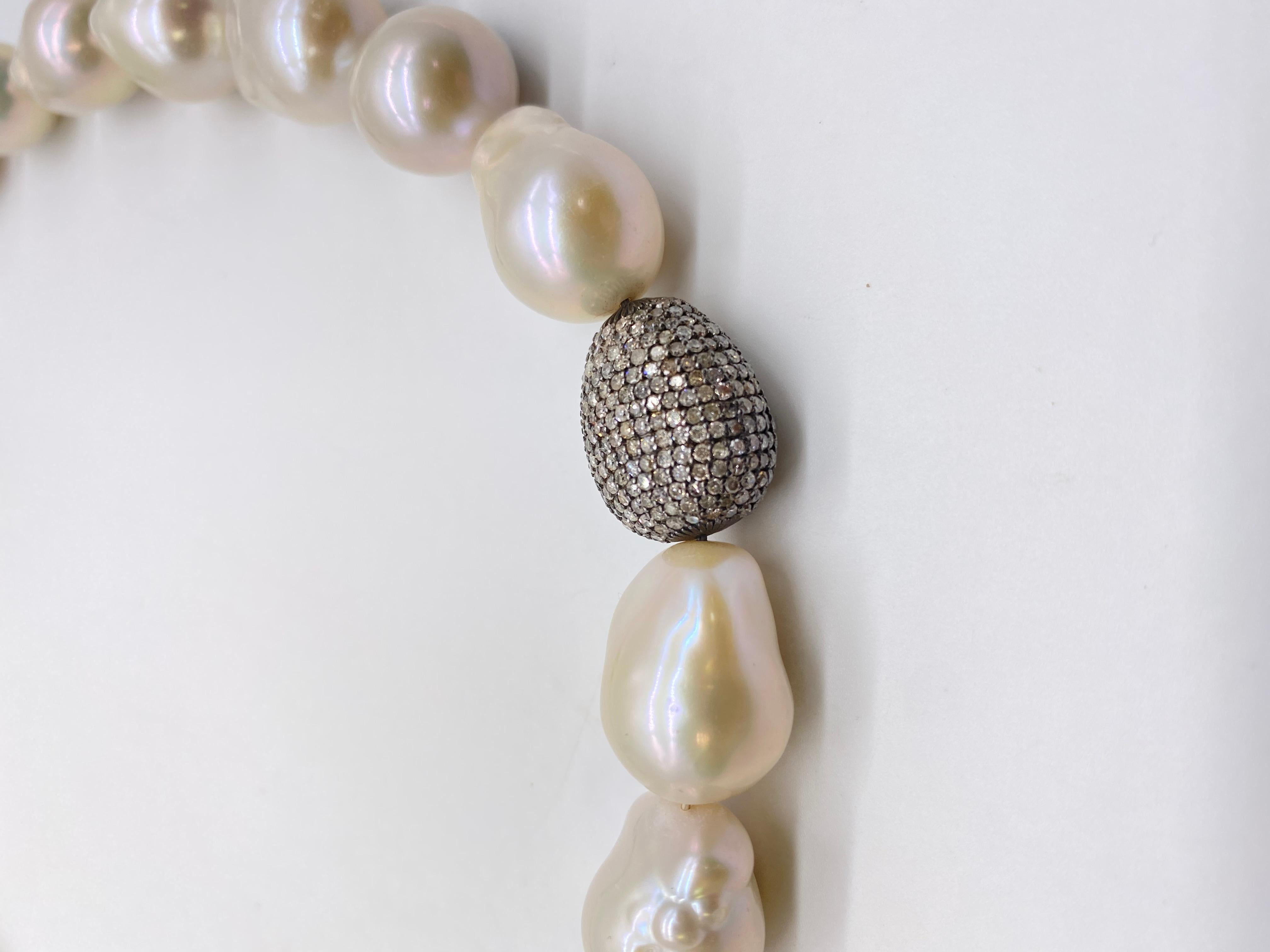 Graue Perlen und braune Diamanten Halskette Damen im Angebot