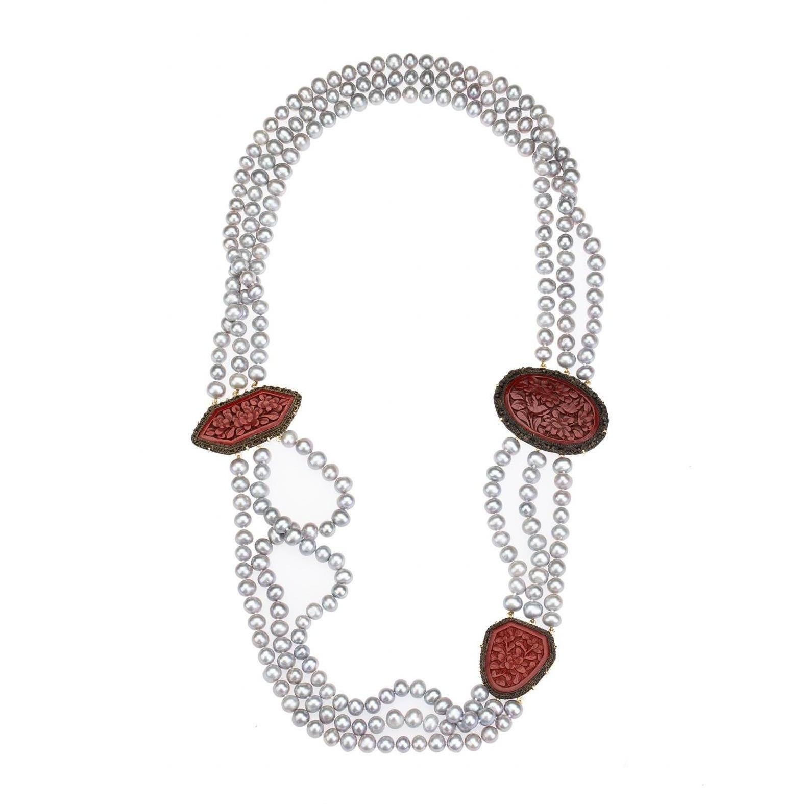 Long collier chinois d'antiquités en or 18 carats avec perles grises et laque sculptée en vente 4