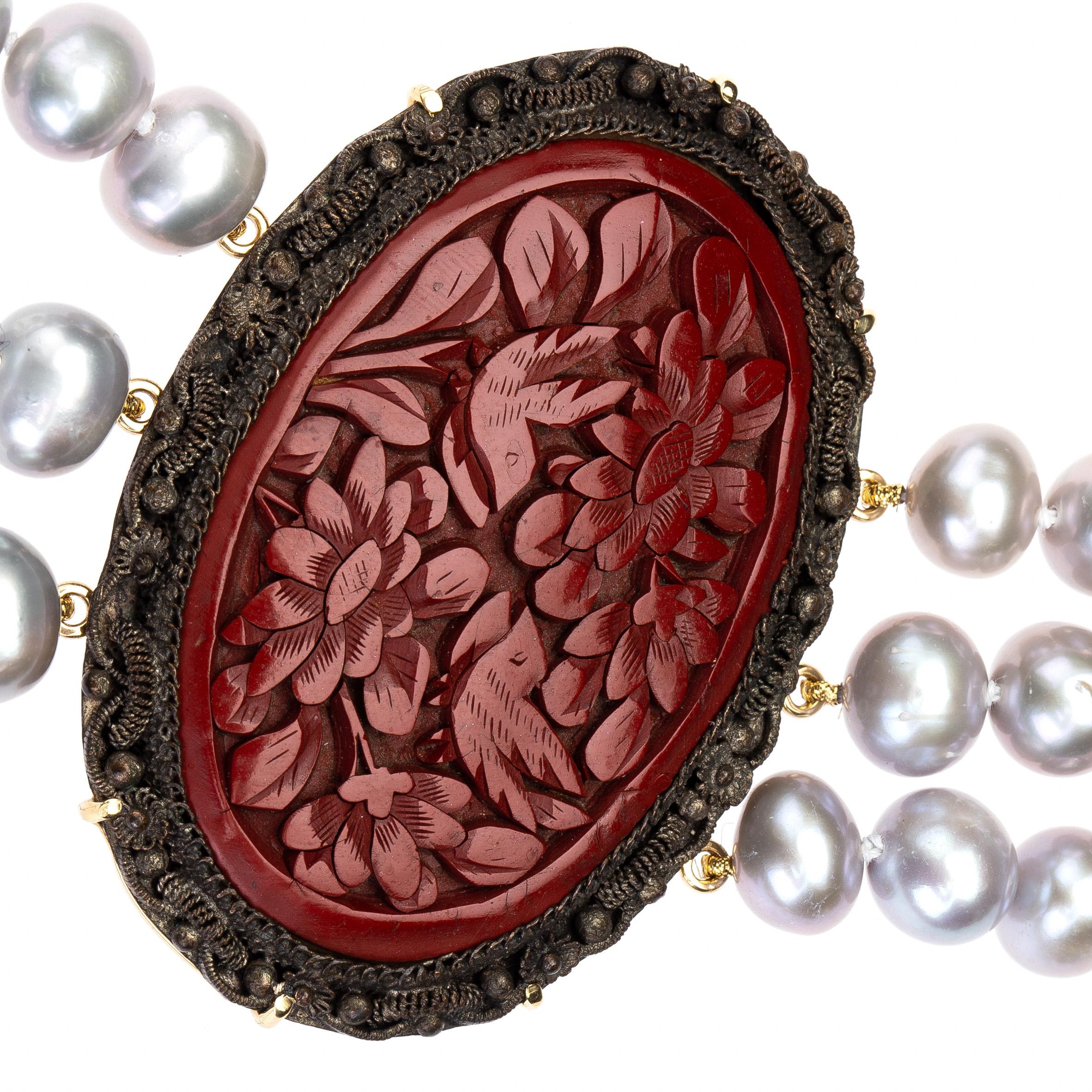 Long collier chinois d'antiquités en or 18 carats avec perles grises et laque sculptée en vente 6