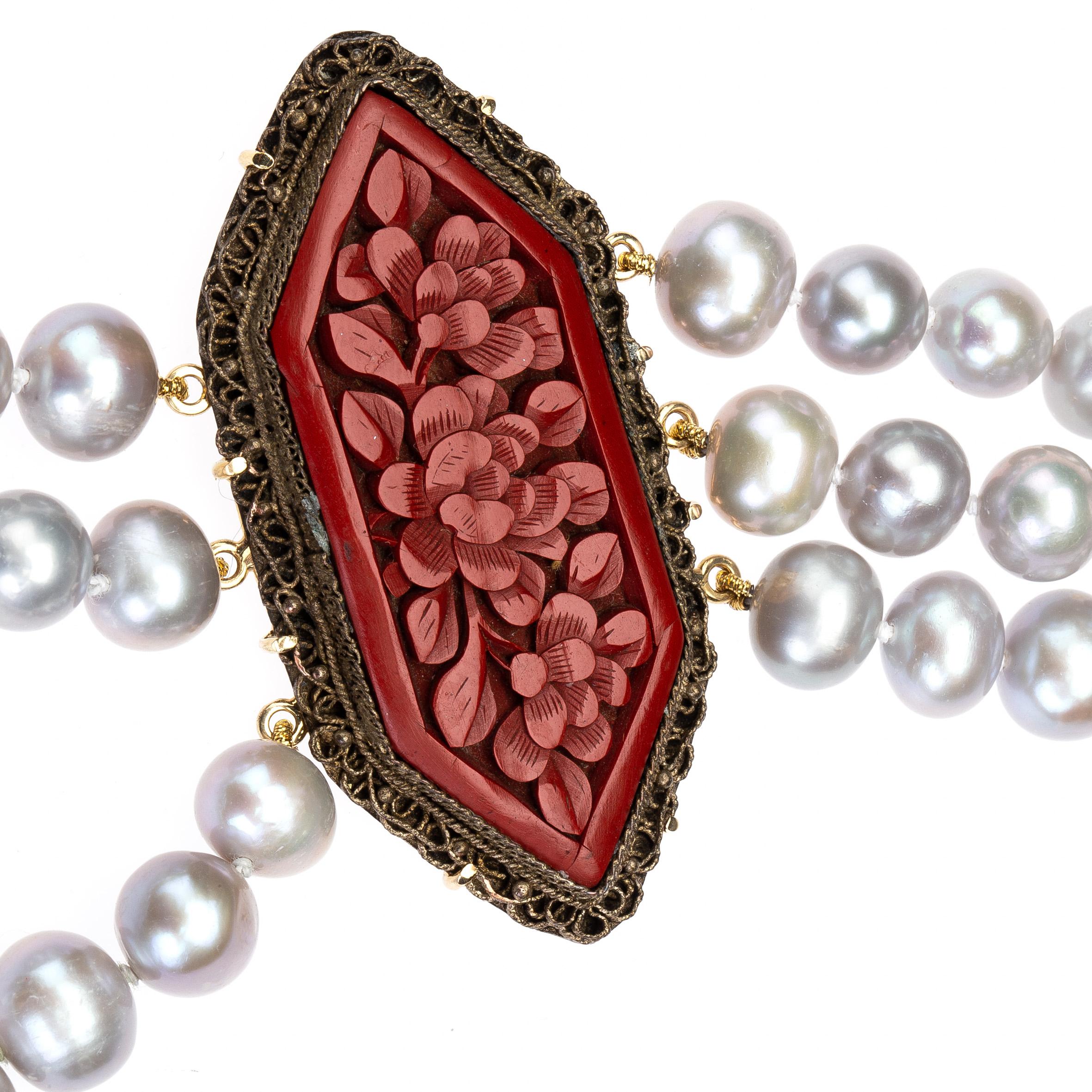 Long collier chinois d'antiquités en or 18 carats avec perles grises et laque sculptée en vente 7