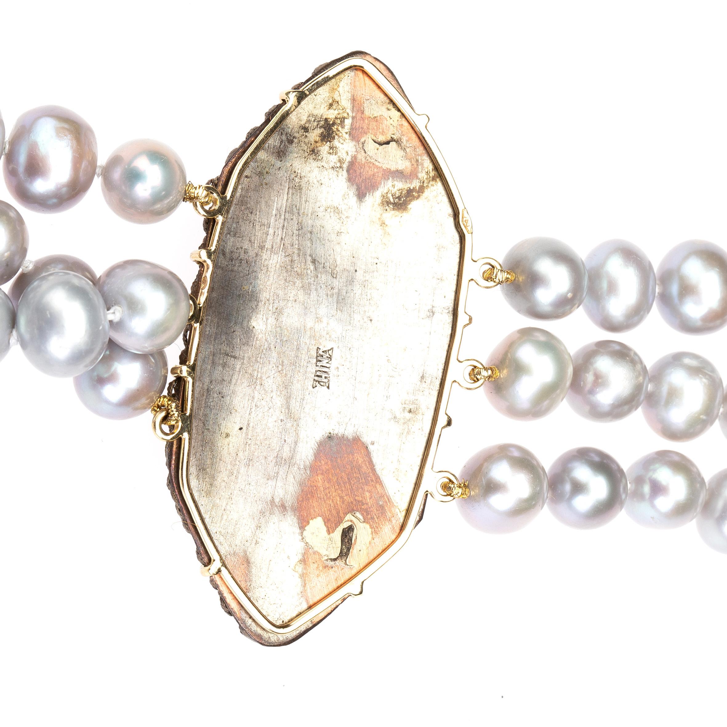 Long collier chinois d'antiquités en or 18 carats avec perles grises et laque sculptée en vente 8