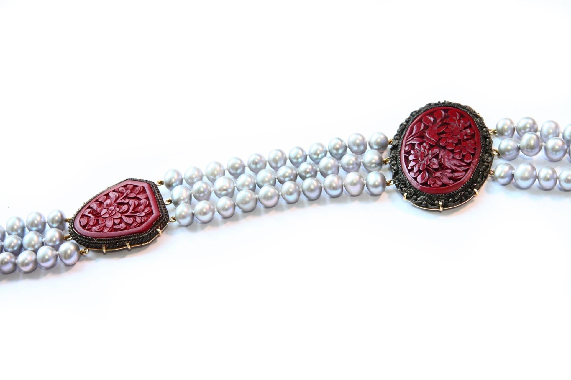 Long collier de perles grises avec 3 antiquités chinoises 1920  laque gravée avec fleur. Ils ont le filigrane original. or 19 kt gr 12,90. Longueur totale 98 cm.
Tous les bijoux Giulia Colussi sont neufs et n'ont jamais été portés ou possédés
