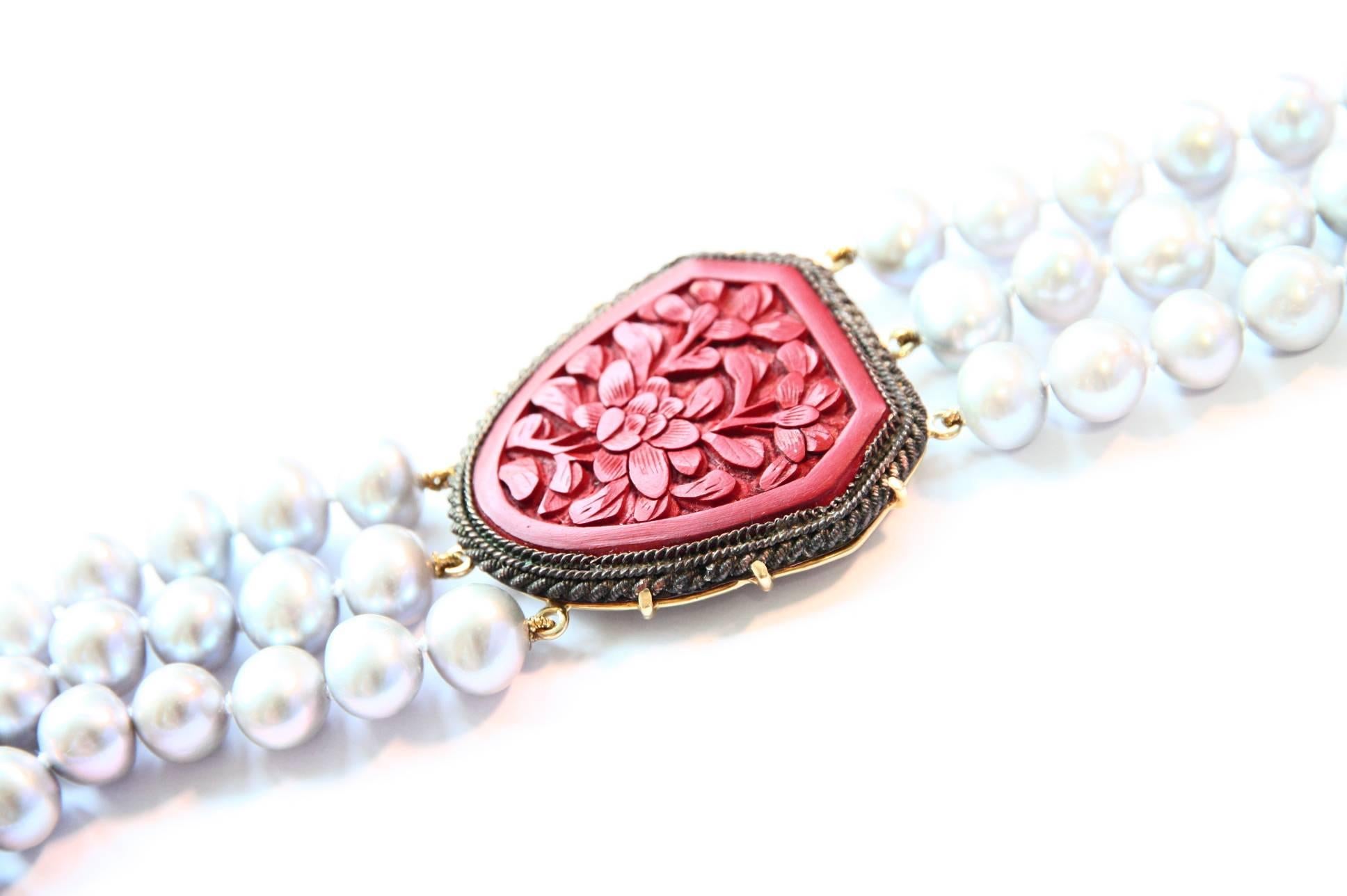 Taille mixte Long collier chinois d'antiquités en or 18 carats avec perles grises et laque sculptée en vente
