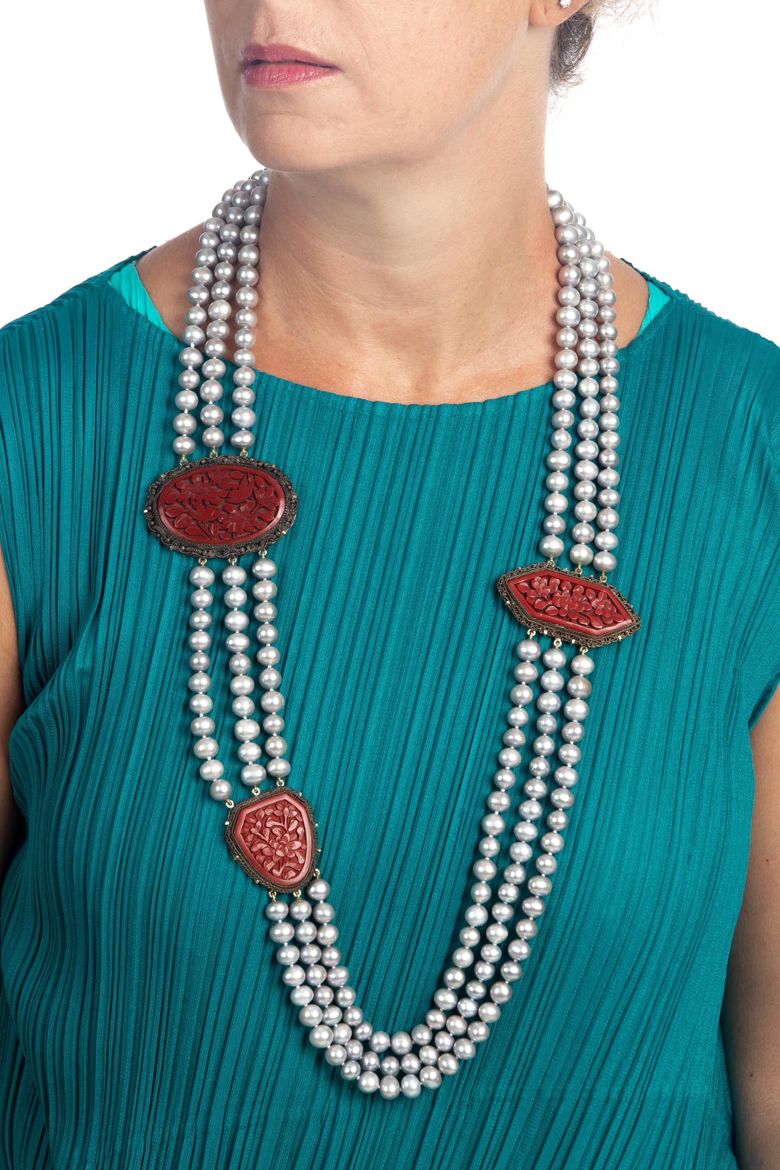 Long collier chinois d'antiquités en or 18 carats avec perles grises et laque sculptée Pour femmes en vente