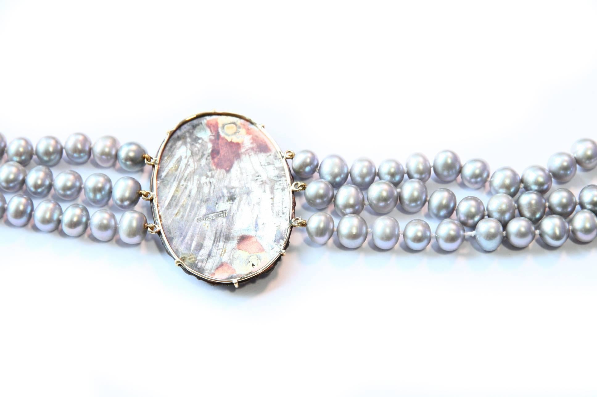 Long collier chinois d'antiquités en or 18 carats avec perles grises et laque sculptée en vente 1
