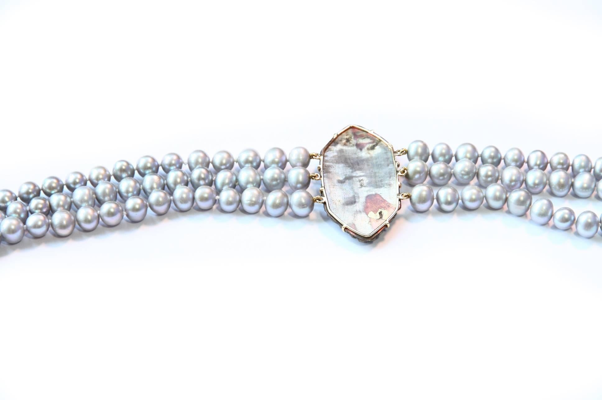 Long collier chinois d'antiquités en or 18 carats avec perles grises et laque sculptée en vente 2