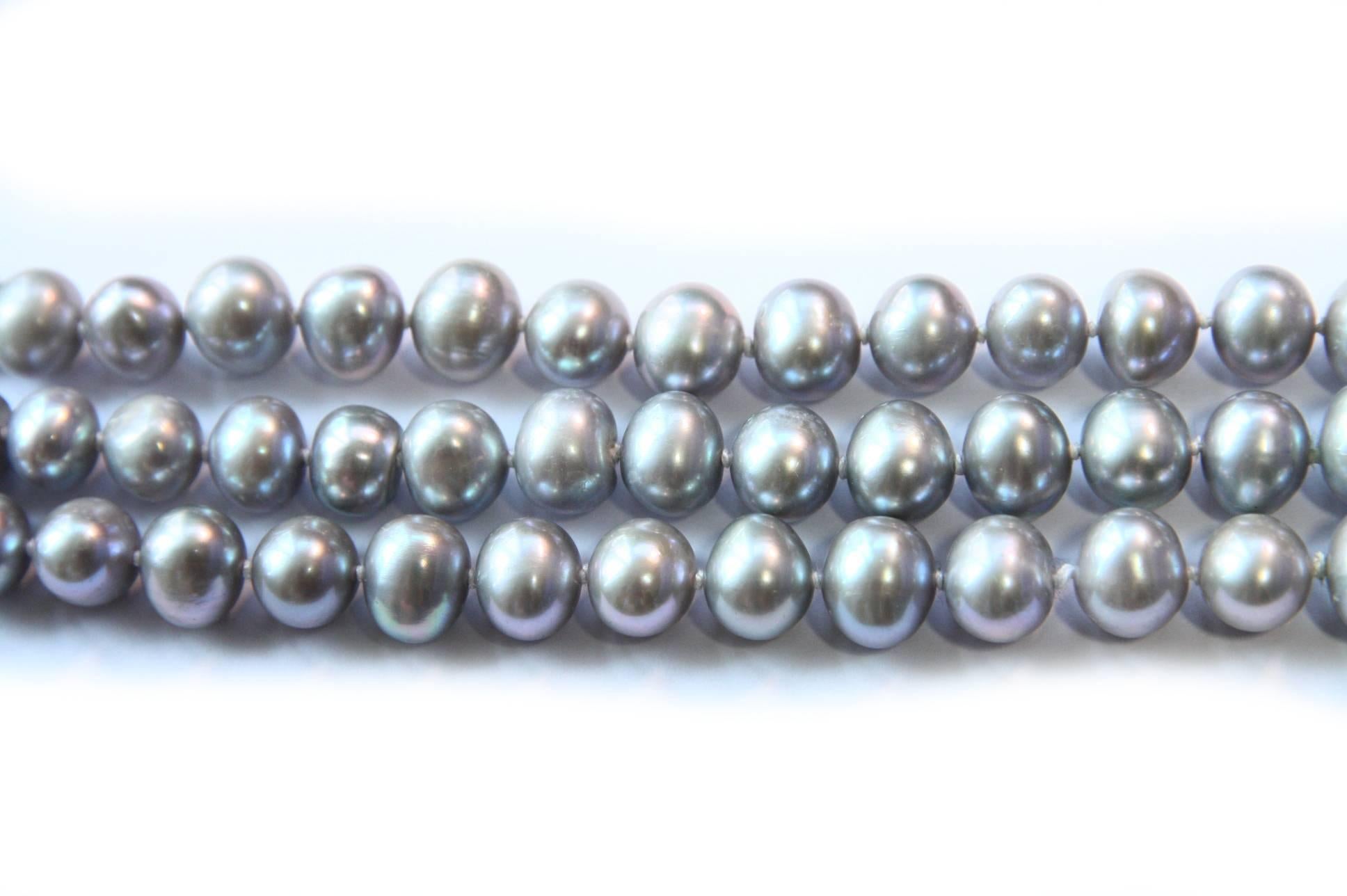 Long collier chinois d'antiquités en or 18 carats avec perles grises et laque sculptée en vente 3