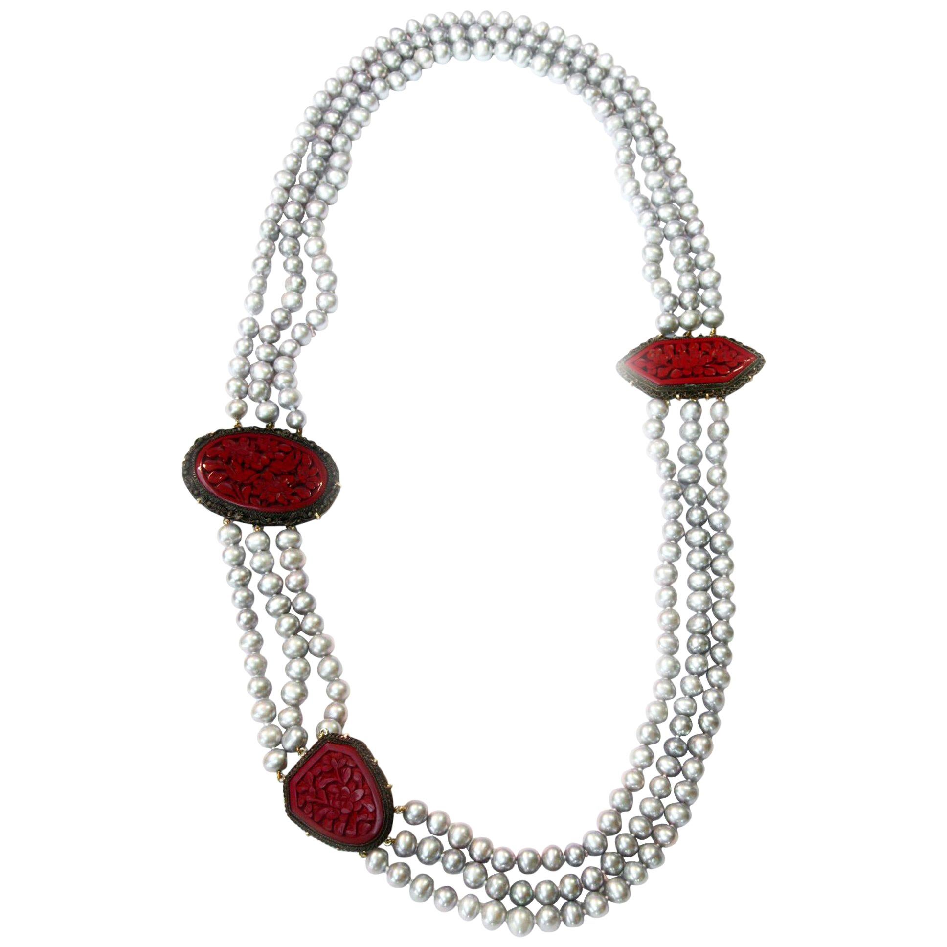 Long collier chinois d'antiquités en or 18 carats avec perles grises et laque sculptée en vente