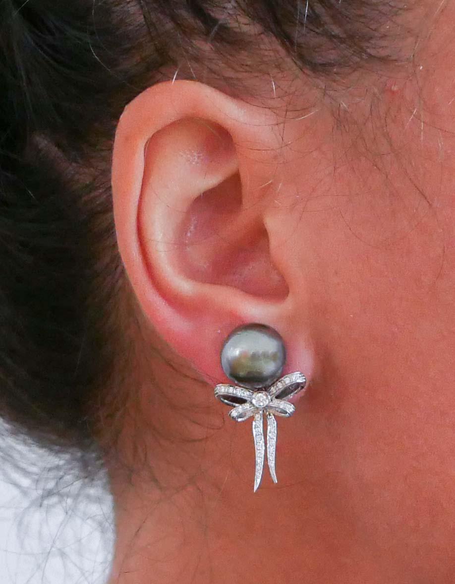 Graue Perlen, Diamanten, 14 Karat Weiß  Gold-Ohrringe in Form einer Schleife im Zustand „Gut“ in Marcianise, Marcianise (CE)