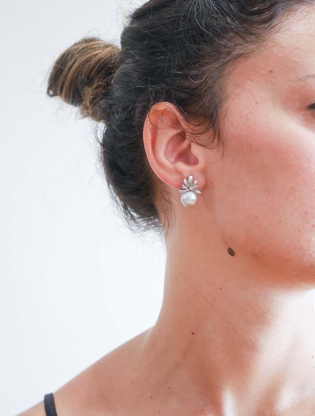 Ohrringe aus 14 Karat Weißgold mit grauenen Perlen und Diamanten. (Gemischter Schliff) im Angebot