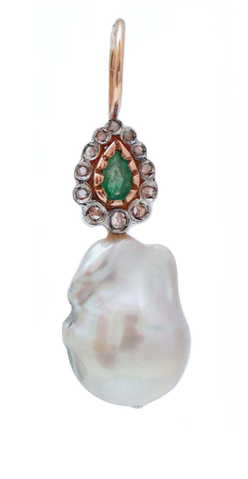 Fantastici orecchini in oro rosa 9 kt e struttura in argento montata con uno smeraldo a goccia circondato da diamanti. In basso, una perla grigia.
Questi orecchini sono stati realizzati totalmente a mano da maestri orafi italiani e sono in perfette
