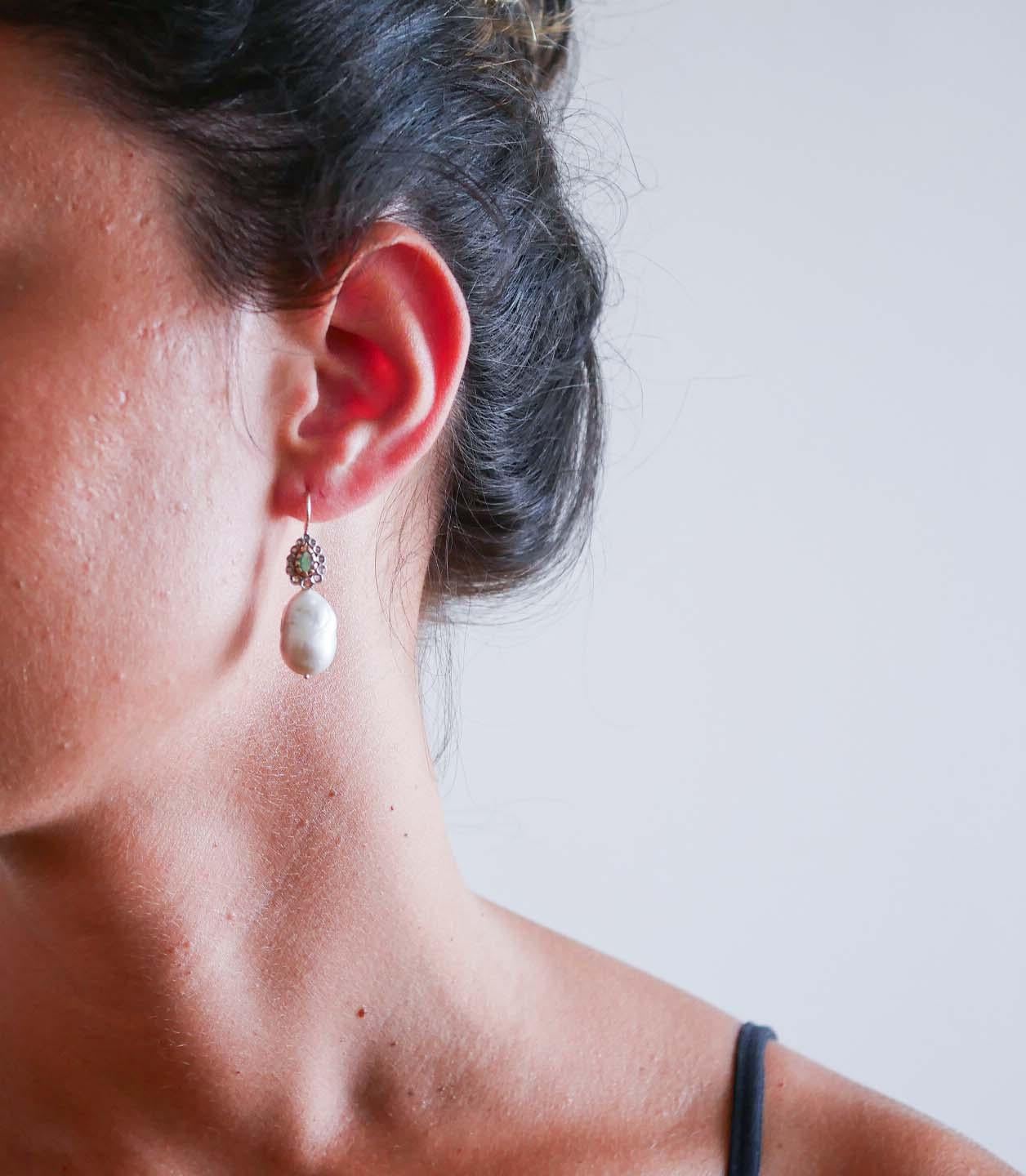 Taglio misto Orecchini con perle grigie, diamanti, smeraldi, oro rosa e argento. in vendita