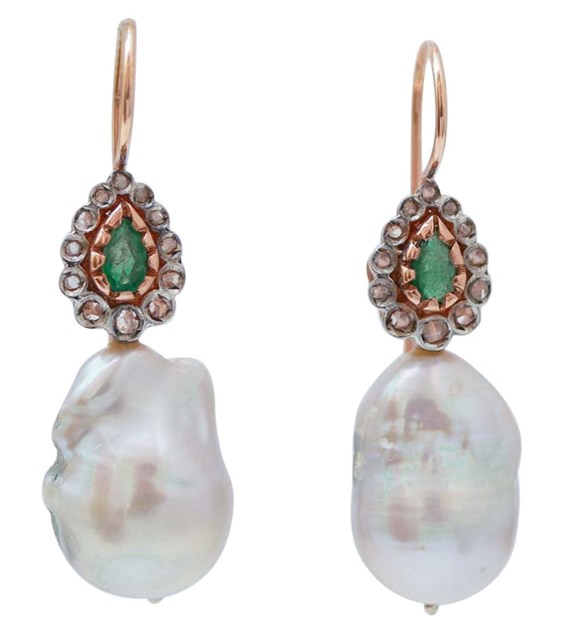 Boucles d'oreilles en perles grises, diamants, émeraudes, or rose et argent.