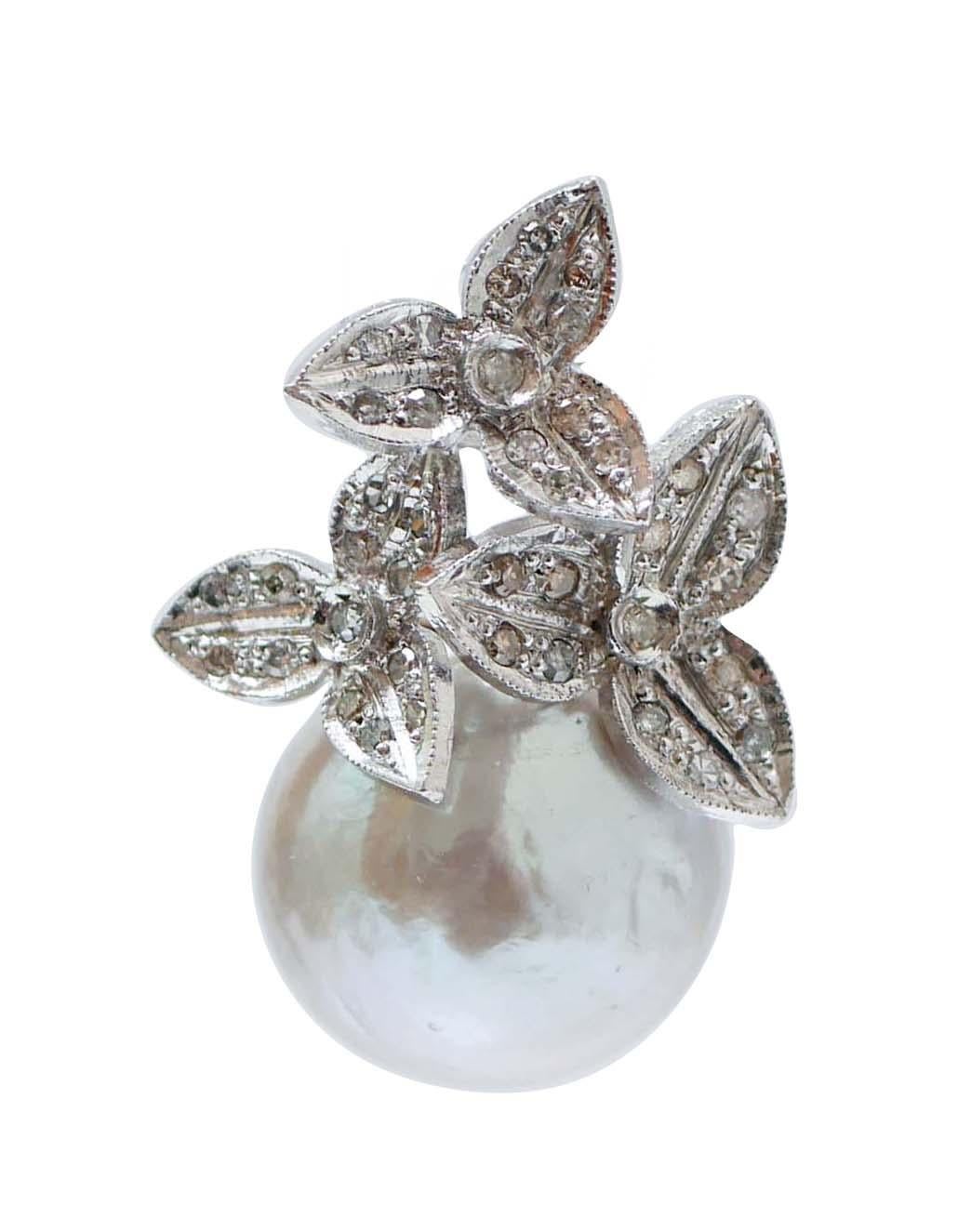 Fashion earrings in platinum structure mounted with leaves studded with diamonds and, below, a grey pearl.
These earrings were totally hanmdade by Italian master goldsmiths and they are in perfect conditions.
Diamonds 1.02 ct
Pearls 9.60 gr
Total