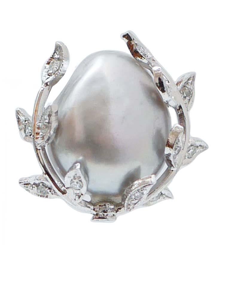 Bellissimi orecchini retrò con struttura in platino montati con una perla grigia circondata da foglie tempestate di diamanti.
Questi orecchini sono stati realizzati totalmente a mano da maestri orafi italiani e sono in perfette condizioni.
Diamanti