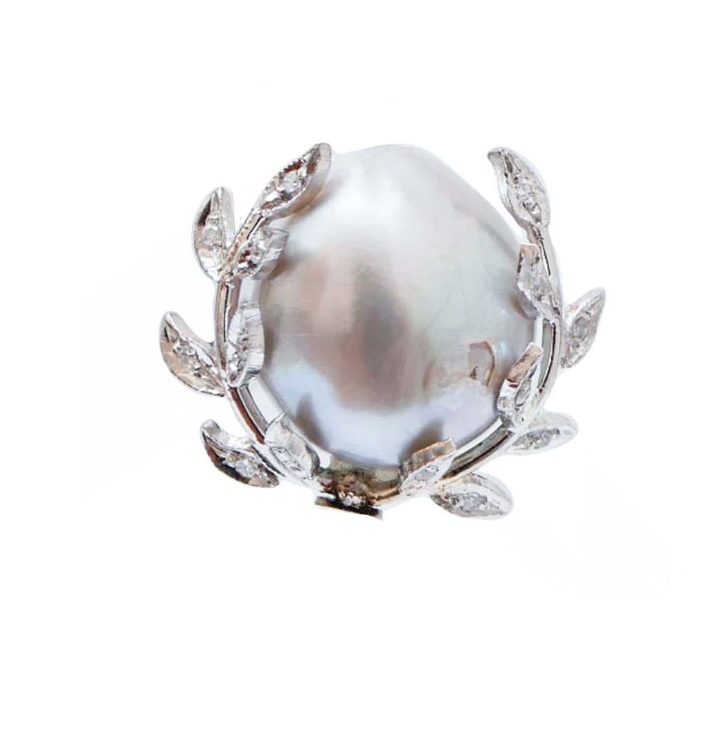 Magnifiques boucles d'oreilles retrò en structure de platine montées avec une perle grise entourée de feuilles serties de diamants.
Ces boucles d'oreilles ont été entièrement réalisées à la main par des maîtres orfèvres italiens et elles sont en