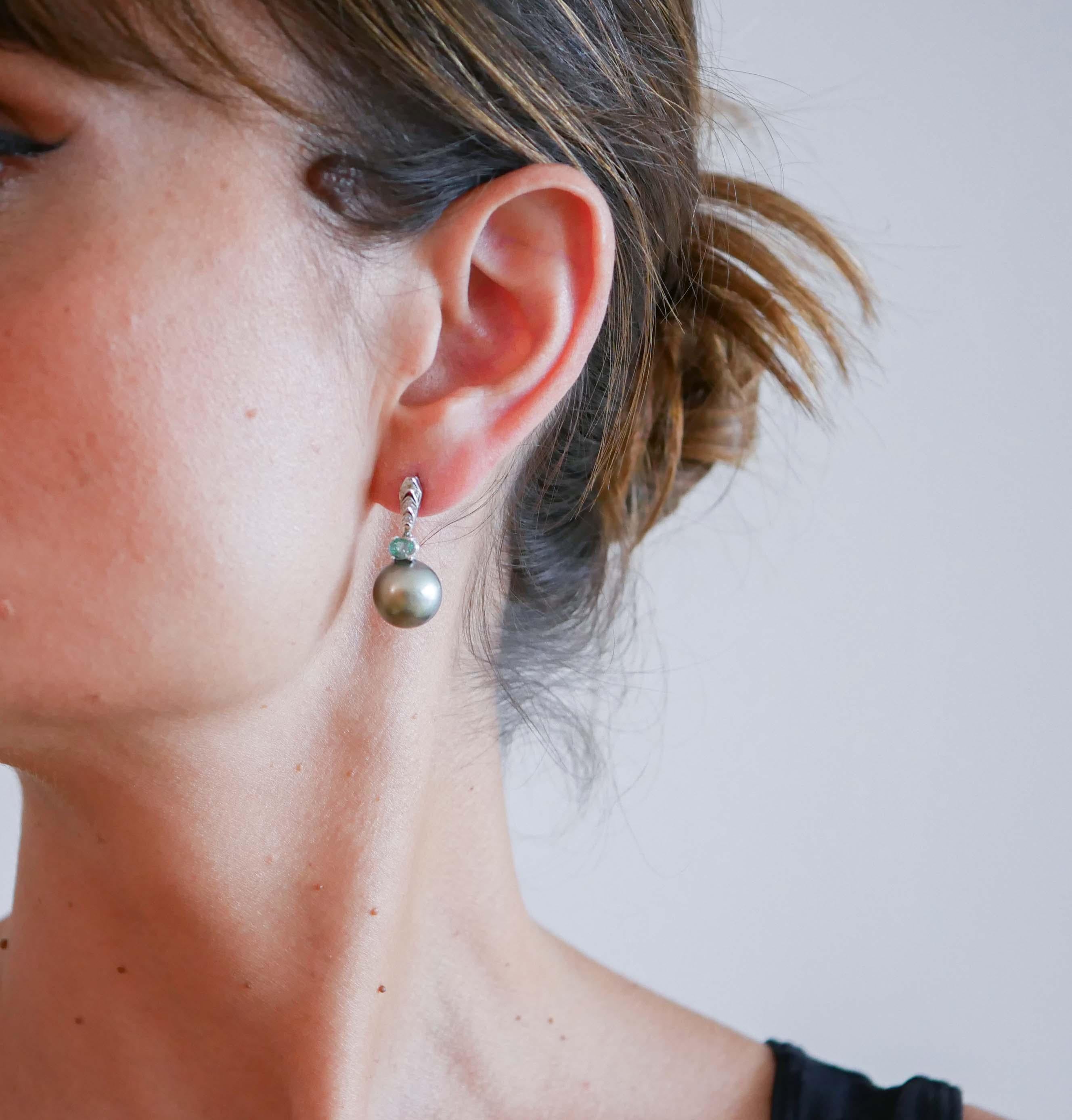 Ohrringe aus 14 Karat Weißgold mit grauen Perlen, Smaragden und Diamanten. (Gemischter Schliff) im Angebot