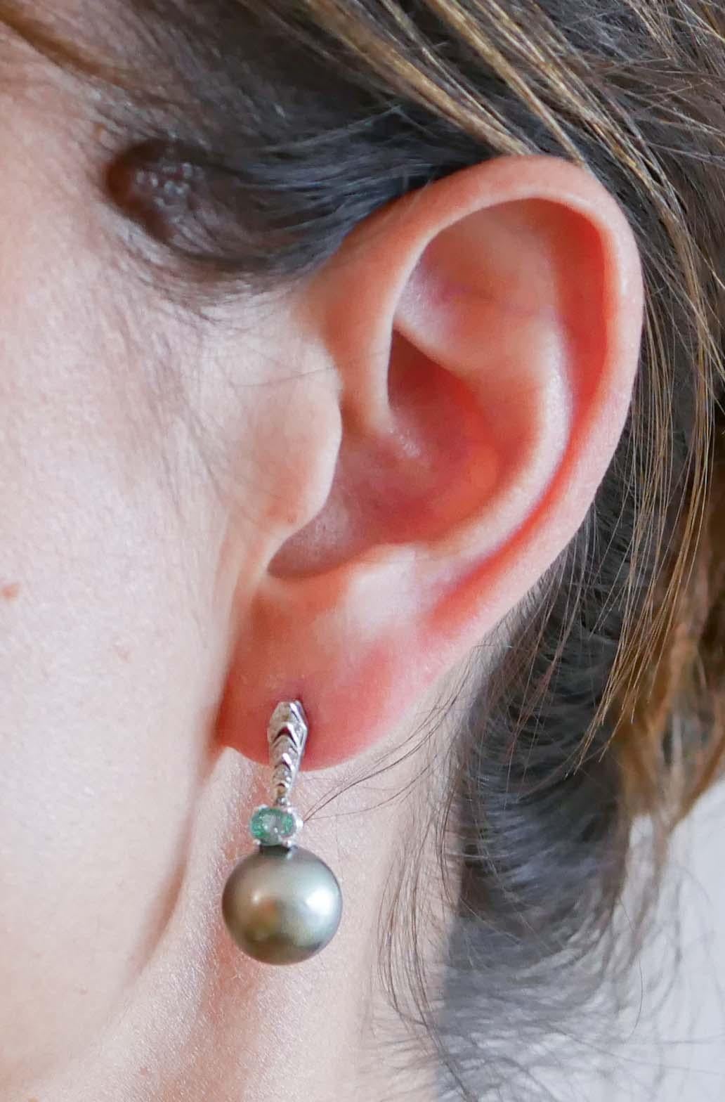 Ohrringe aus 14 Karat Weißgold mit grauen Perlen, Smaragden und Diamanten. im Zustand „Gut“ im Angebot in Marcianise, Marcianise (CE)
