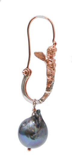 Ohrringe aus grauen Perlen, Spinell, Diamanten, Roségold und Silber.