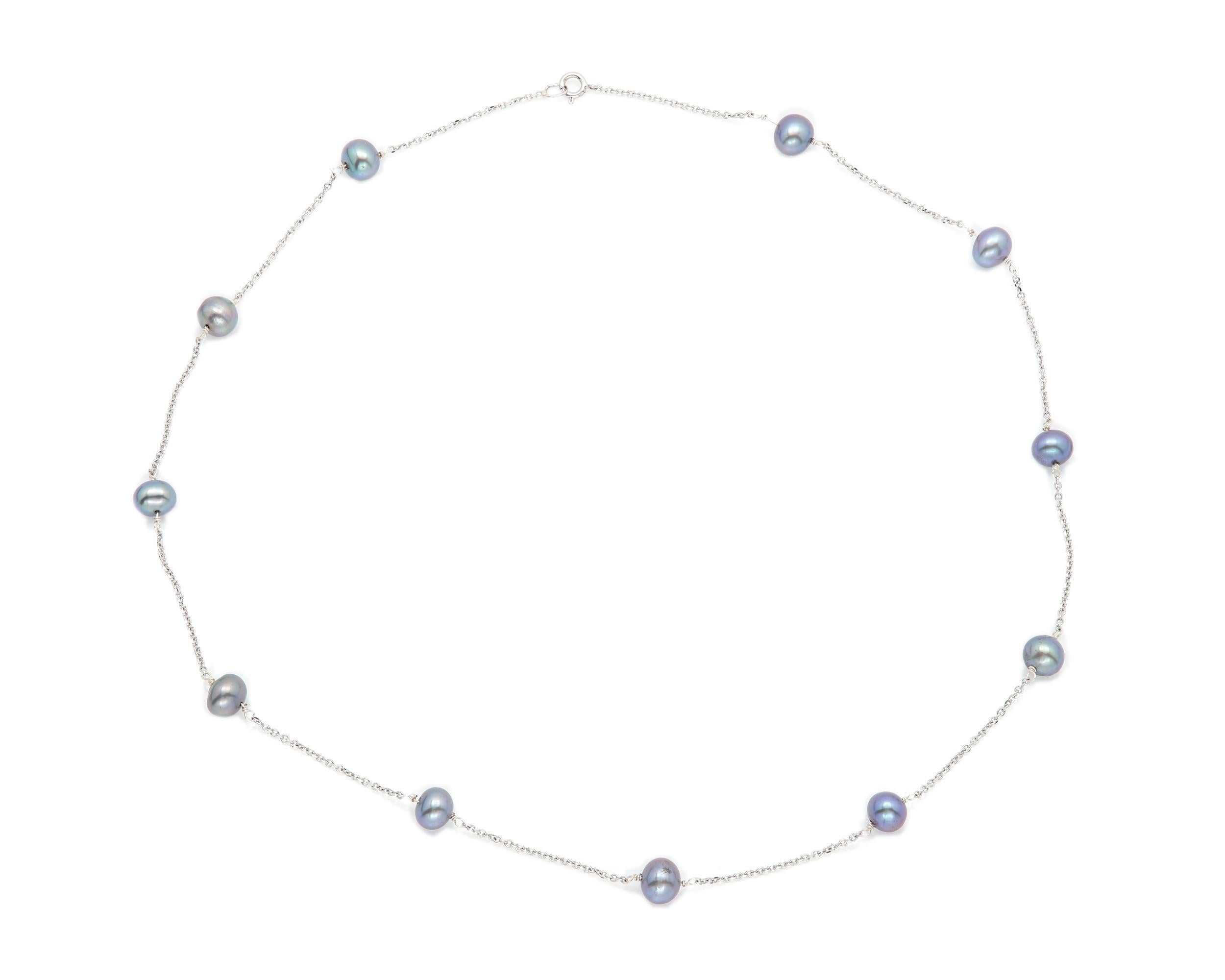 Collier câblé en or blanc 14 carats avec perles grises en vente 2