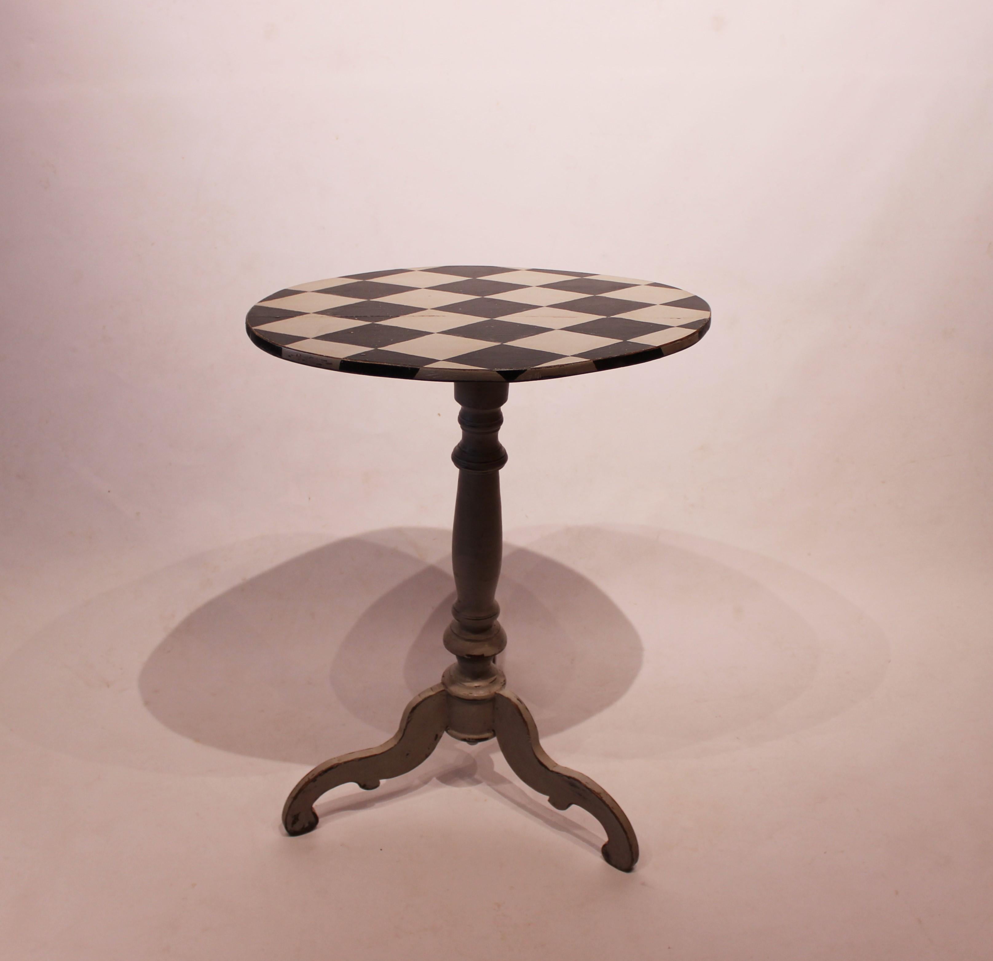 Grey pedestal table with checkered surface in the style of Gustavian from around the year 1840. The table is in great antique condition.