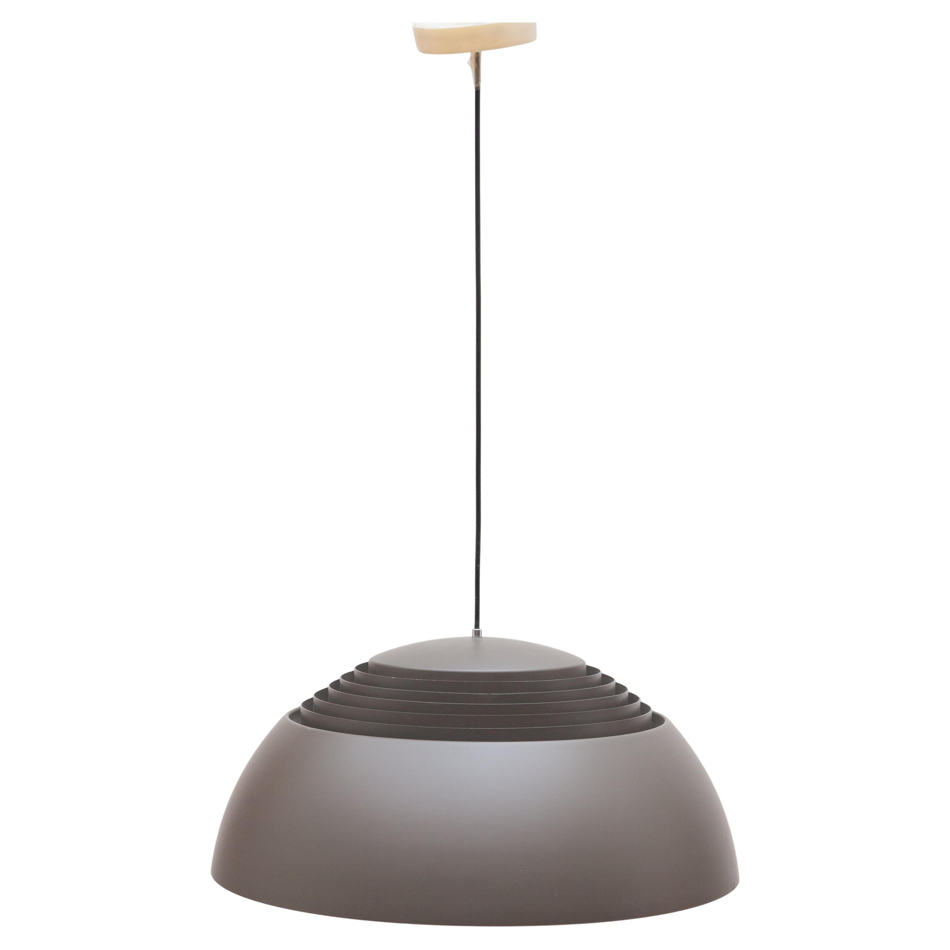 Ciondolo grigio di Arne Jacobsen per Louis Poulsen, anni 
70, Danimarca in vendita